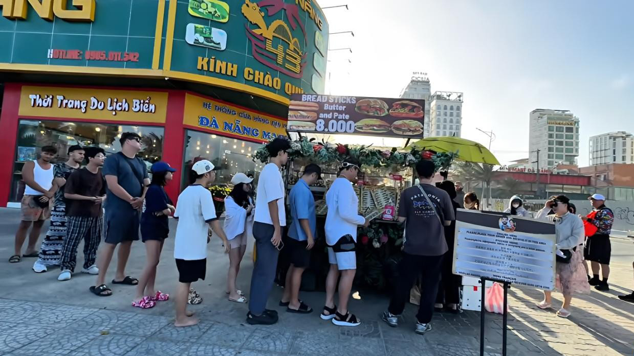 Hình ảnh khách tây xếp hàng chờ trước xe bánh mì chờ mua bánh_Ảnh: 1022 Đà Nẵng.