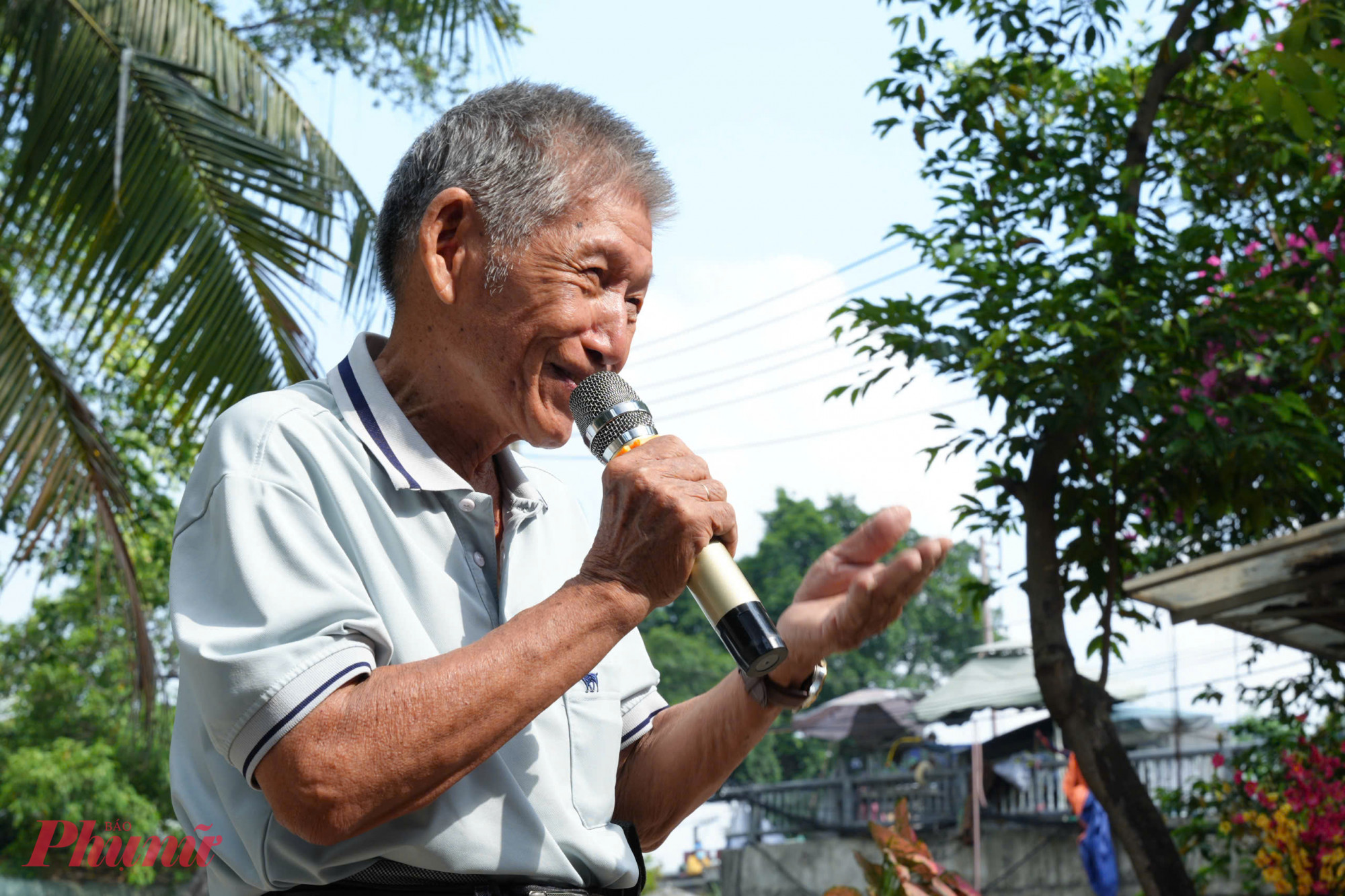 Ông Lê Văn Lợi – Chủ nhà trọ Tám Lợi thay mặt bà con lao động tại khu trọ bày tỏ niềm vui và sự xúc động khi nhận được sự quan tâm, sẻ chia từ đoàn viên, thanh niên Báo Phụ nữ TPHCM. Ông cho biết, phần lớn người đang sinh sống tại khu trọ là công nhân, thợ hồ… cuộc sống còn nhiều khó khăn, nhiều gia đình có con nhỏ nên chi phí sinh hoạt khá chật vật. “Những phần quà tuy không lớn nhưng là nguồn động viên rất ý nghĩa, giúp bà con cảm nhận được sự quan tâm, yêu thương của các bạn trẻ dành tặng cho mình. Đây cũng là động lực để mọi người cố gắng làm việc, vươn lên ổn định cuộc sống” -  ông Lợi chia sẻ.