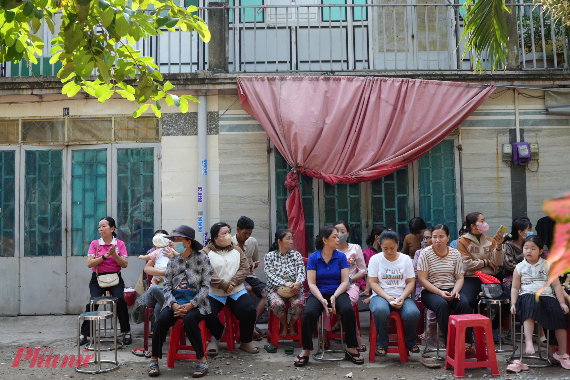 Chương trình trao tặng quà an sinh xã hội được tổ chức tại khu nhà trọ Tám Lợi, ấp 1, xã Tân Nhựt.