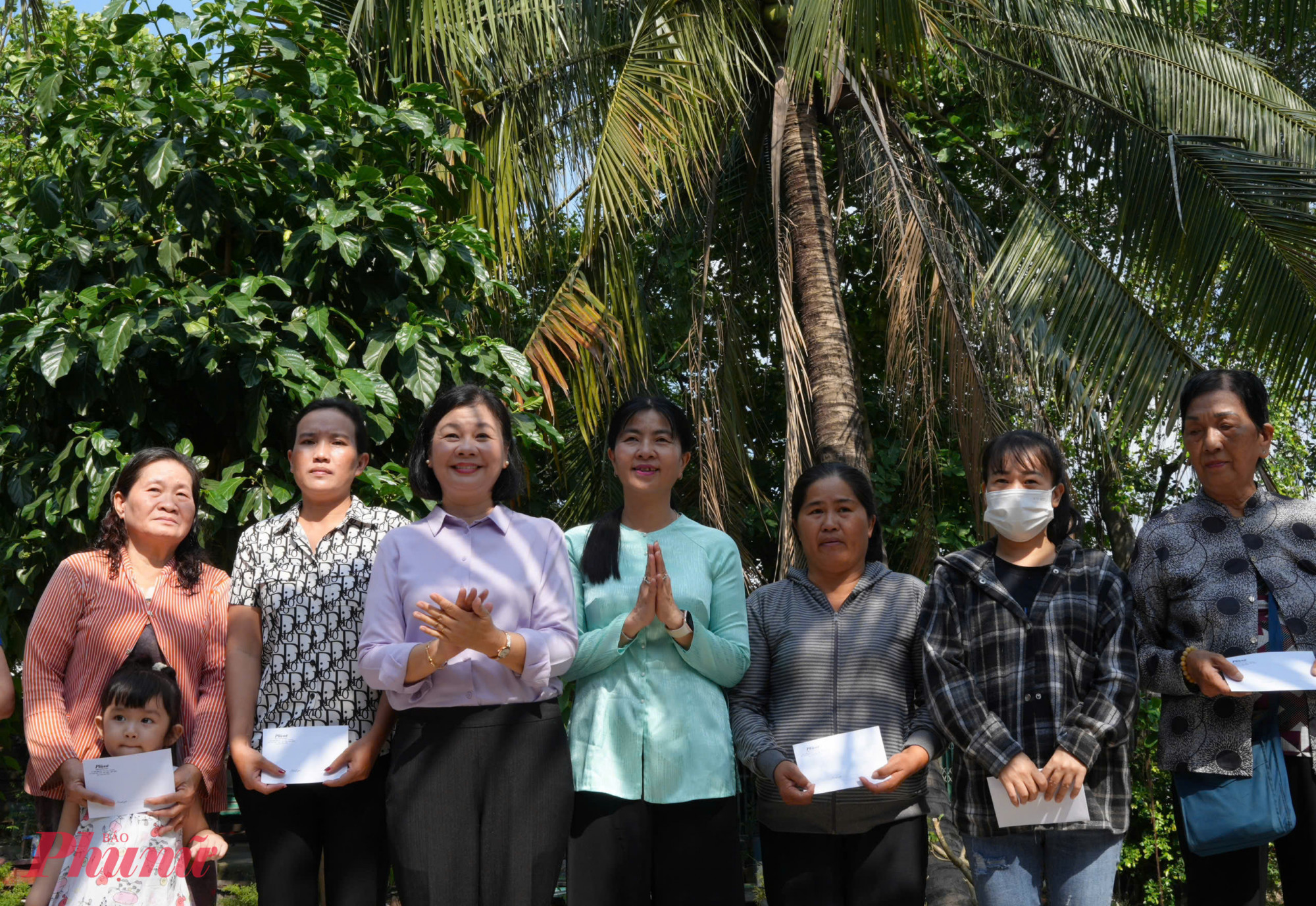 Điểm nhấn của chương trình về nguồn còn là hoạt động trao quà an sinh xã hội cho các hoàn cảnh khó khăn tại địa phương. Dịp này, Chi đoàn Báo Phụ nữ TPHCM đã trao 30 phần quà đến phụ nữ khó khăn, phụ nữ neo đơn, nữ công nhân đang thuê trọ và trẻ em có hoàn cảnh khó khăn trên địa bàn xã Tân Nhựt.