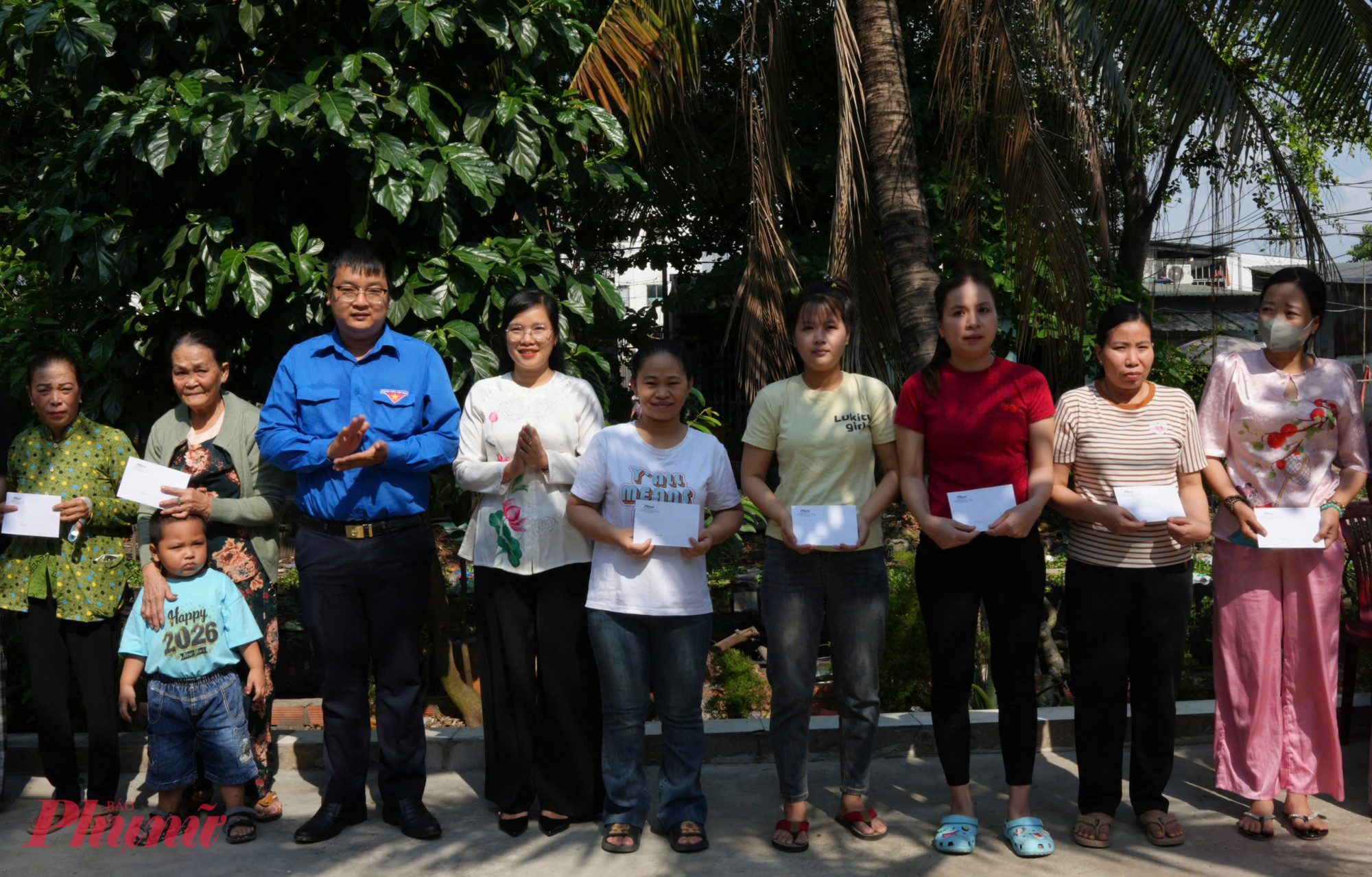 Ông Lâm Sơn Vinh – Bí thư Chi đoàn Báo Phụ nữ TPHCM và bà Nguyễn Thị Thanh Tươi - Phó chủ tịch Hội LHPN xã Tân Nhựt trao quà đến bà con