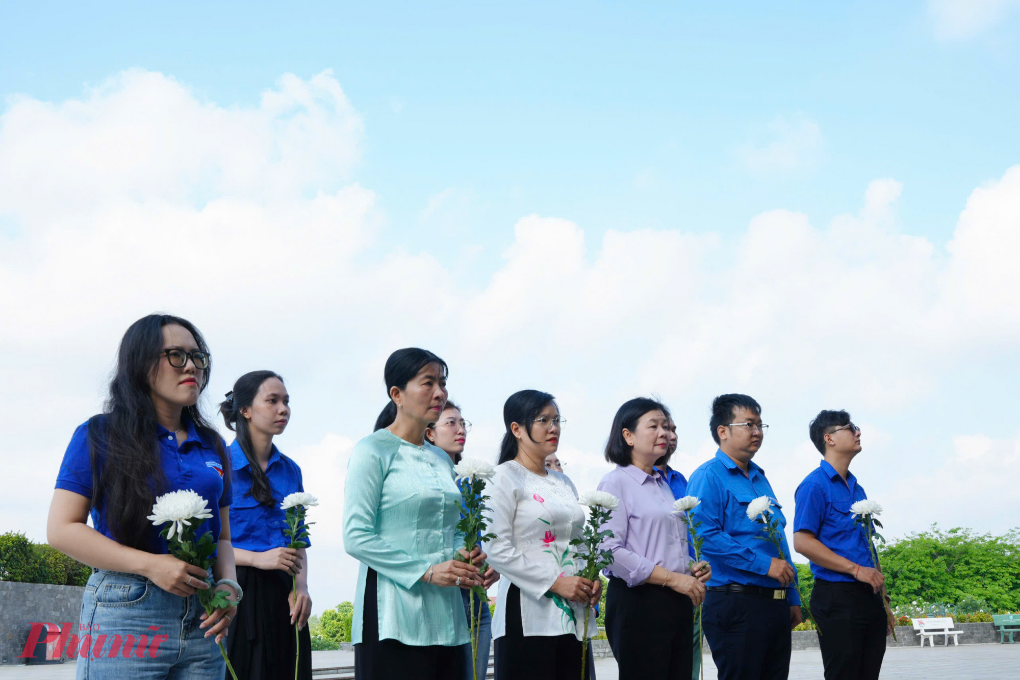 Trong không khí trang nghiêm, đoàn đã dâng hoa tưởng nhớ, bày tỏ lòng biết ơn sâu sắc với các anh hùng Liệt sĩ đã hy sinh vì sự nghiệp giải phóng dân tộc, thống nhất đất nước tại Khu truyền thống cách mạng Cuộc Tổng tiến công và nổi dậy Xuân Mậu Thân 1968.