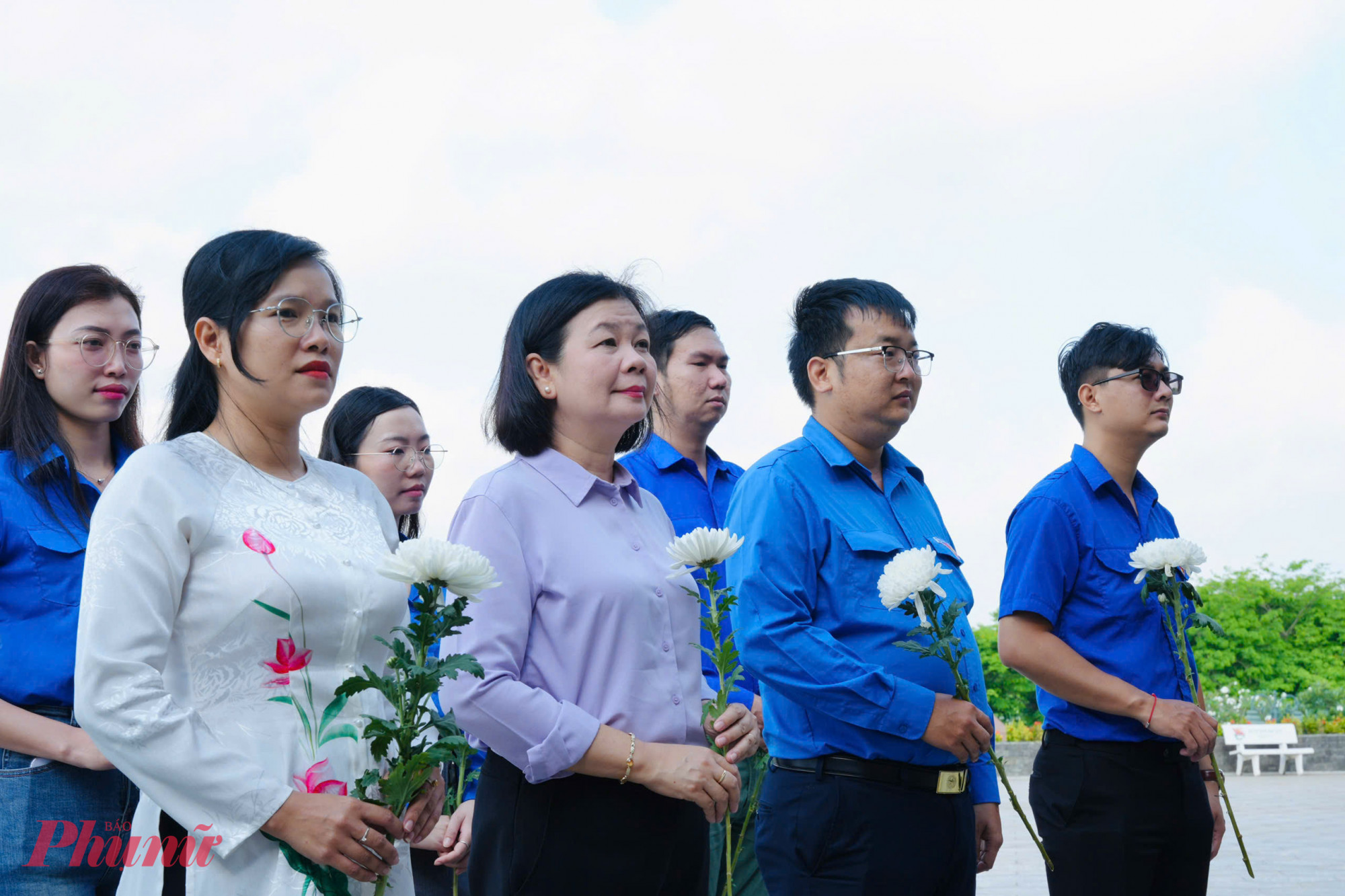 Tham dự chương trình có bà Lý Việt Trung – Tổng Biên tập Báo Phụ nữ TPHCM, ông Lâm Sơn Vinh – Bí thư Chi đoàn Báo Phụ nữ TPHCM, cùng lãnh đạo Hội LHPN xã và Đoàn Thanh niên xã Tân Nhựt.