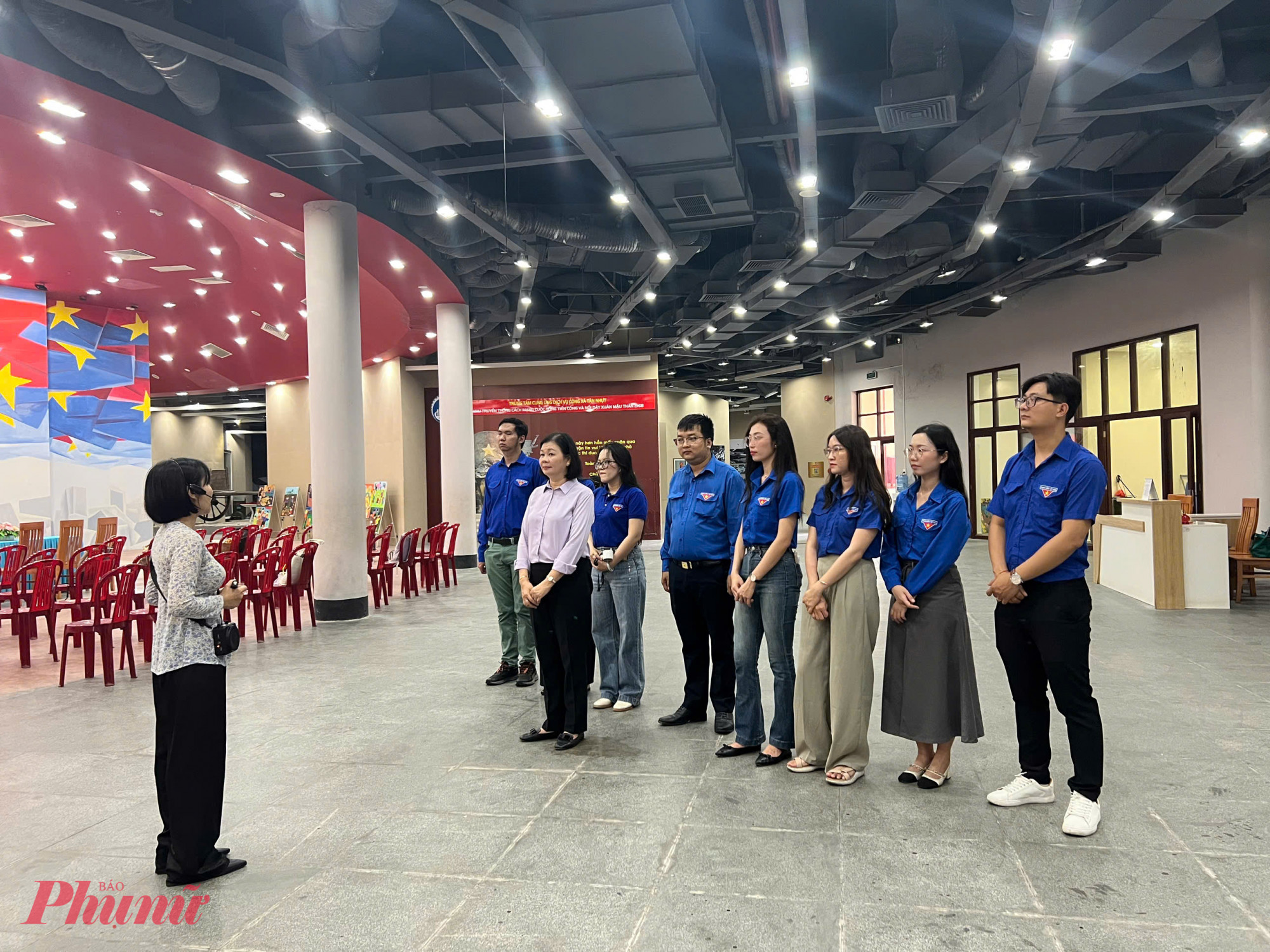 Đoàn cùng nghe thuyết minh và tham quan các hiện vật lịch sử tại khu di tích.