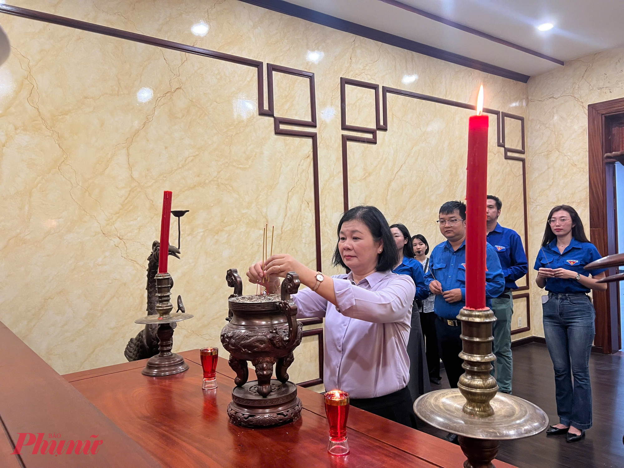 Đoàn thành kính thắm hương tưởng niệm, bày tỏ lòng biết ơn sâu sắc, tưởng nhớ công lao to lớn của Chủ tịch Hồ Chí Minh - Anh hùng giải phóng dân tộc, vị lãnh tụ thiên tài của Đảng và nhân dân ta, nhà văn hóa kiệt xuất của Việt Nam, danh nhân văn hóa thế giới. Người suốt đời hy sinh cho sự nghiệp cách mạng, cho độc lập dân tộc, cho cuộc sống ấm no hạnh phúc của nhân dân tại Khu truyền thống cách mạng Tổng tiến công và nổi dậy Xuân Mậu Thân 1968.