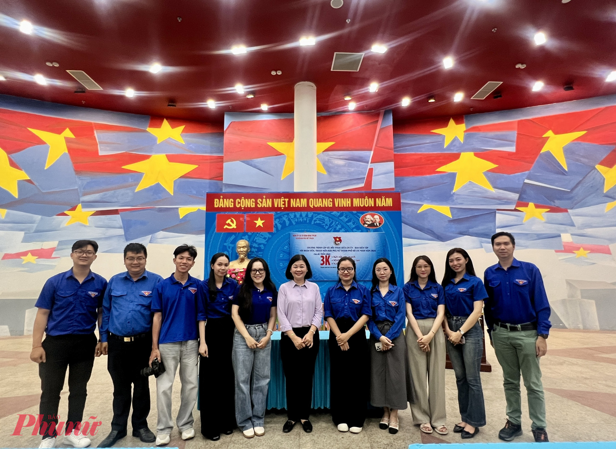 Tại Khu truyền thống cách mạng Cuộc Tổng tiến công và nổi dậy Xuân Mậu Thân 1968, Chi đoàn Báo Phụ nữ TPHCM đã tổ chức diễn đàn gặp gỡ, đối thoại giữa Chi ủy – Ban Biên tập và đoàn viên, thanh niên của đơn vị với chủ đề: “Diễn đàn 3K: Kết nối sức mạnh – Khơi nguồn sáng tạo – Kiến tạo tương lai Báo Phụ nữ TPHCM”. Tại buổi tọa đàm, các đoàn viên, thanh niên Báo Phụ nữ TPHCM đã lần lượt chia sẻ góc nhìn, suy nghĩ và hành động của bản thân trong quá trình học tập, nâng cao kiến thức chuyên môn. Đồng thời, nhiều bạn cũng đề xuất các sáng kiến liên quan đến chuyển đổi số, việc học hỏi và ứng dụng hiệu quả trí tuệ nhân tạo (AI) hiệu qủa nhằm thích ứng với yêu cầu của thời đại số hiện nay.