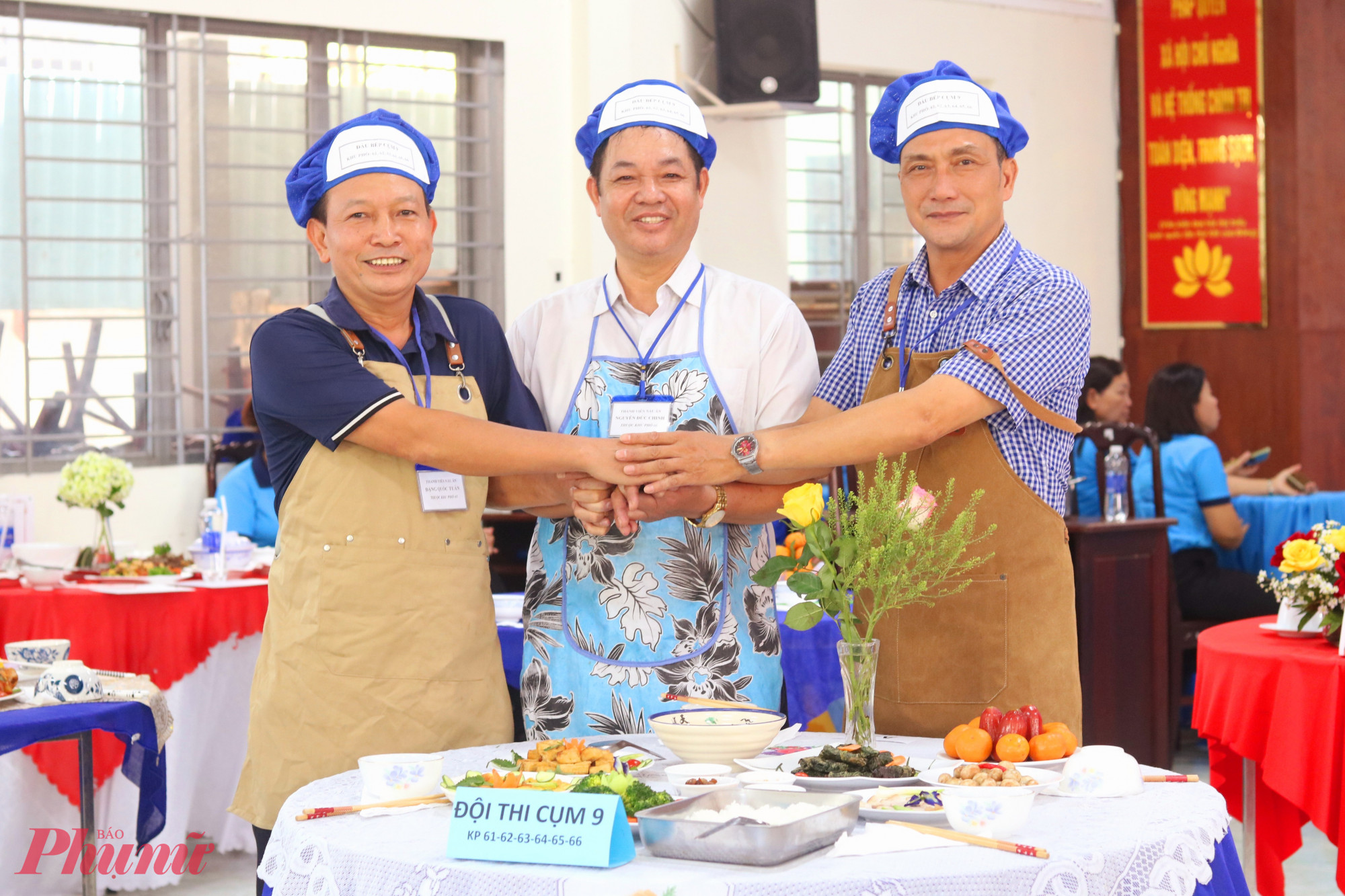 Thành viên đội thi cụm 9 bên bàn cơm vừa được dọn lên. Các chú, các anh thể hiện niềm vui khi cùng nhau nấu bữa cơm đạm bạc mà ý nghĩa - Ảnh: Mẫn Nhi