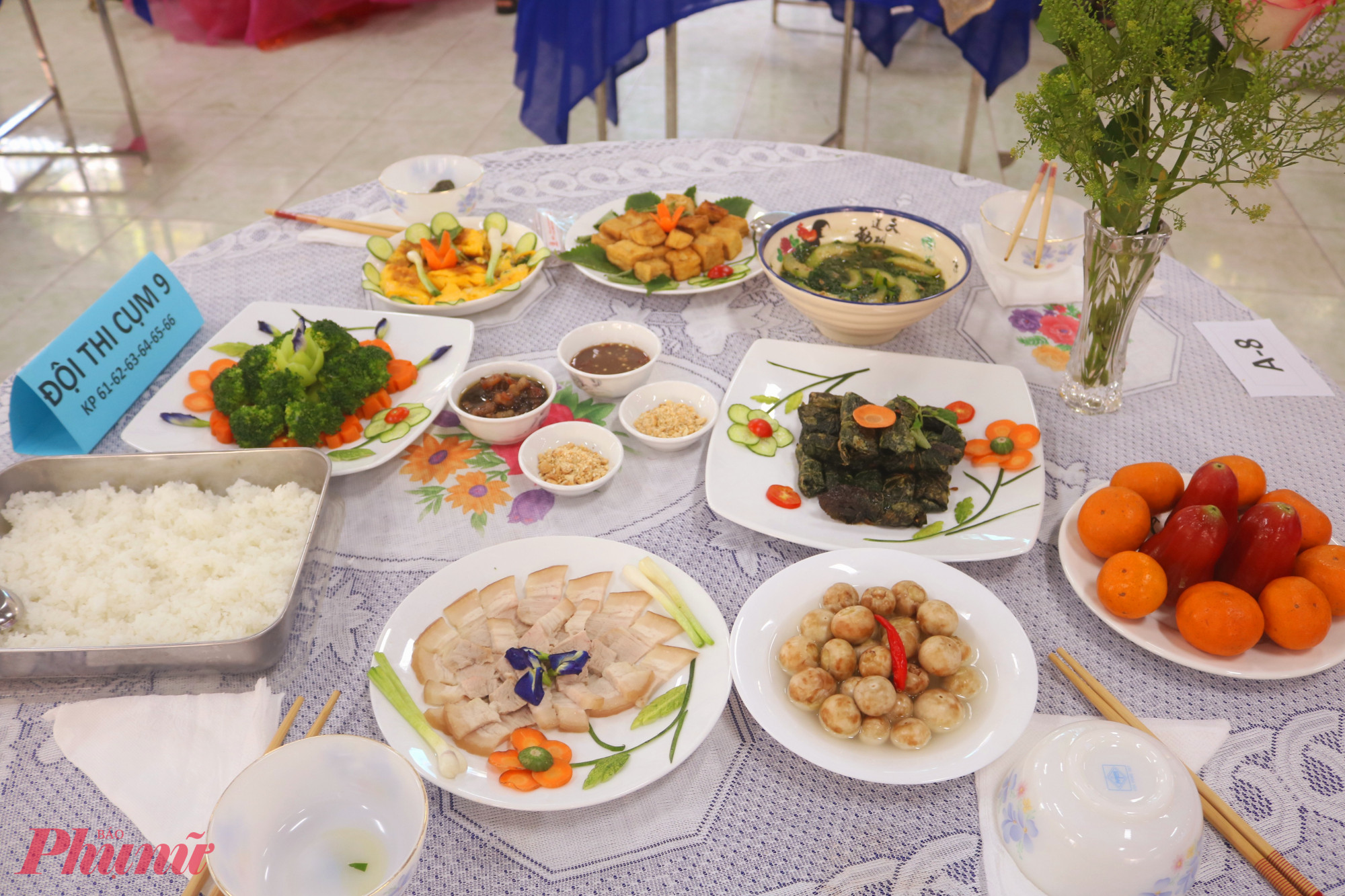 Bàn cơm do đội thi cụm 9 thực hiện - Ảnh: Mẫn Nhi