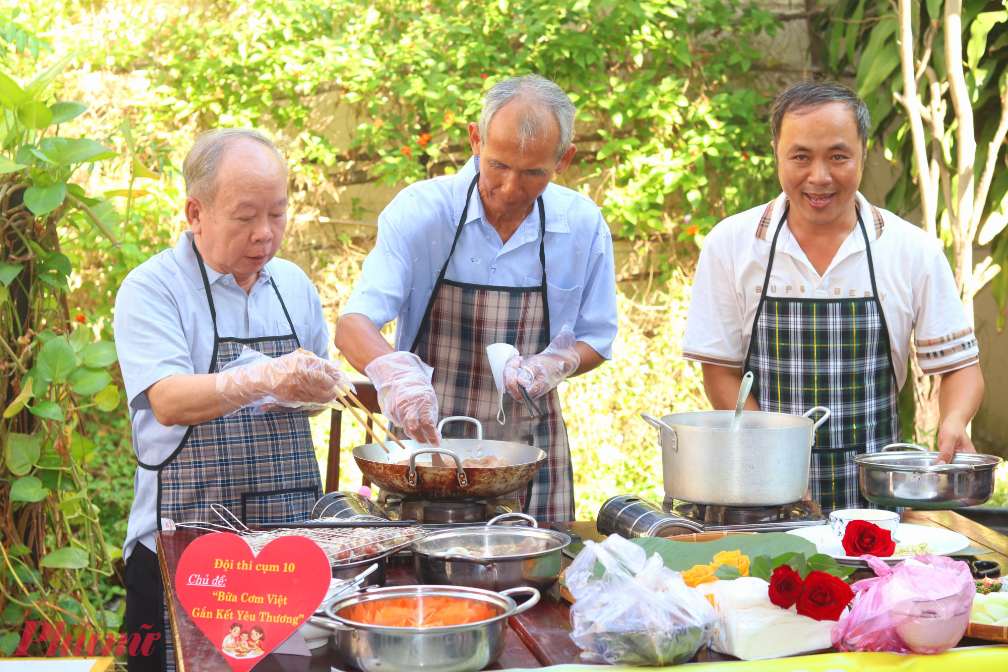 Thành viên đội thi cụm 10 cùng nấu nhiều món ngon, là canh chua cá bông lau, sườn ram mặn, tôm cuộn ba rọi, cá kho riềng - Ảnh: Mẫn Nhi