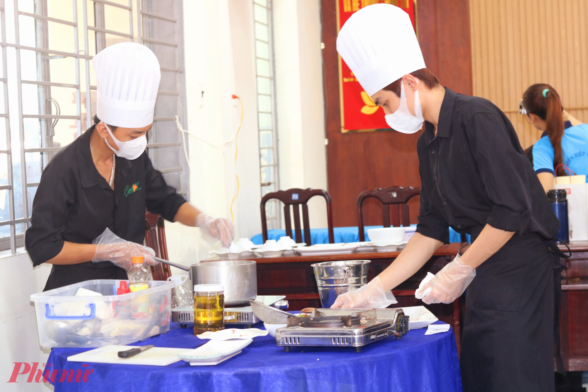 Bên cạnh việc nấu nướng và trang trí bàn ăn, các thí sinh cũng chú trọng trong phục khi vào bếp - Ảnh: Mẫn Nhi