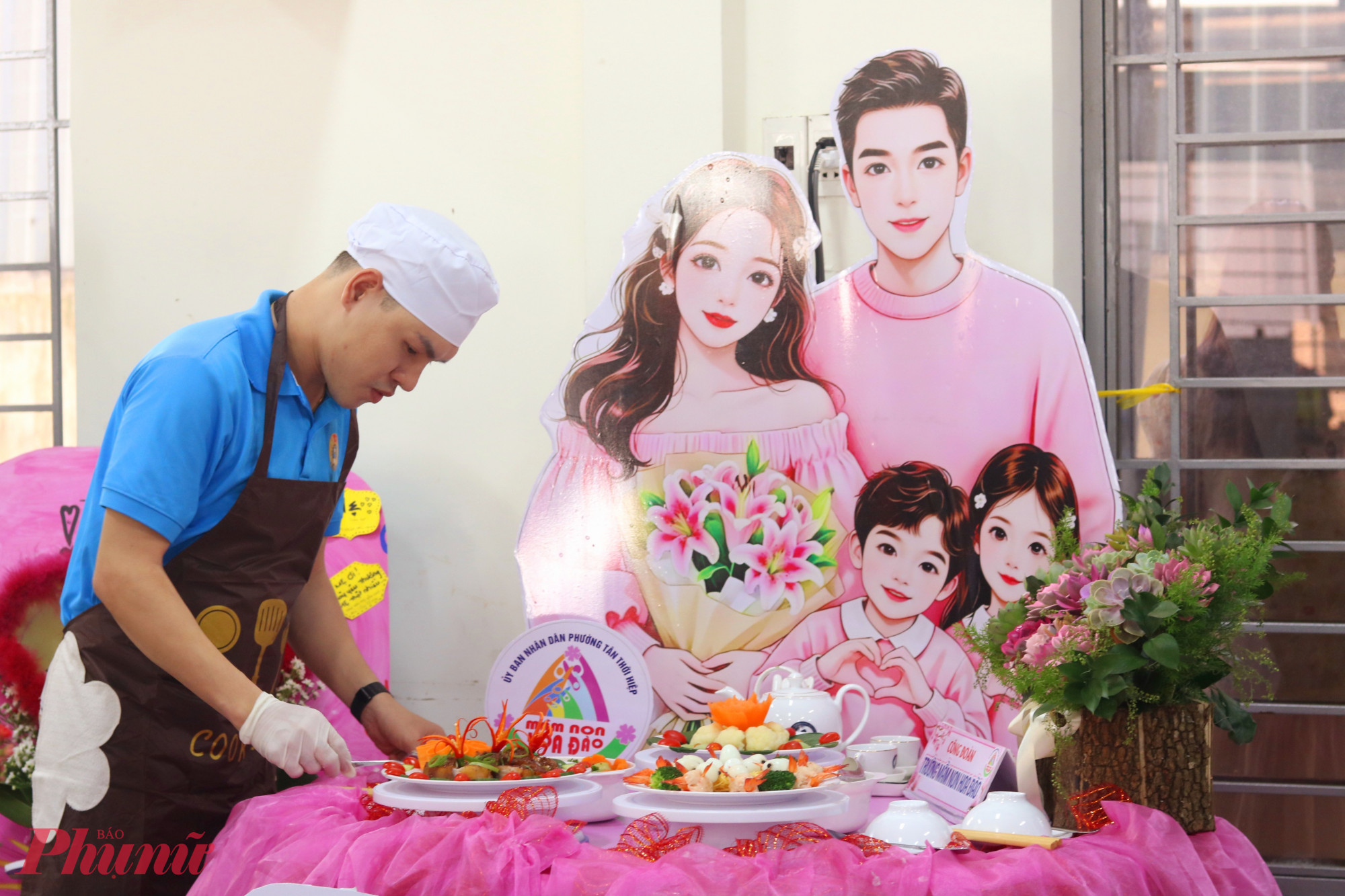 Thầy Lê Công Sự - đội thi Trường mầm non Hoa Đào – bày biện các món ăn lên bàn - Ảnh: Mẫn Nhi