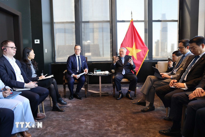 Phó Thủ tướng Nguyễn Hòa Bình tiếp ông Mark F.Erikson, chuyên gia chiến lược toàn cầu về bảo hiểm, Tập đoàn BlackRock. (Ảnh: Trường Giang/TTXVN)