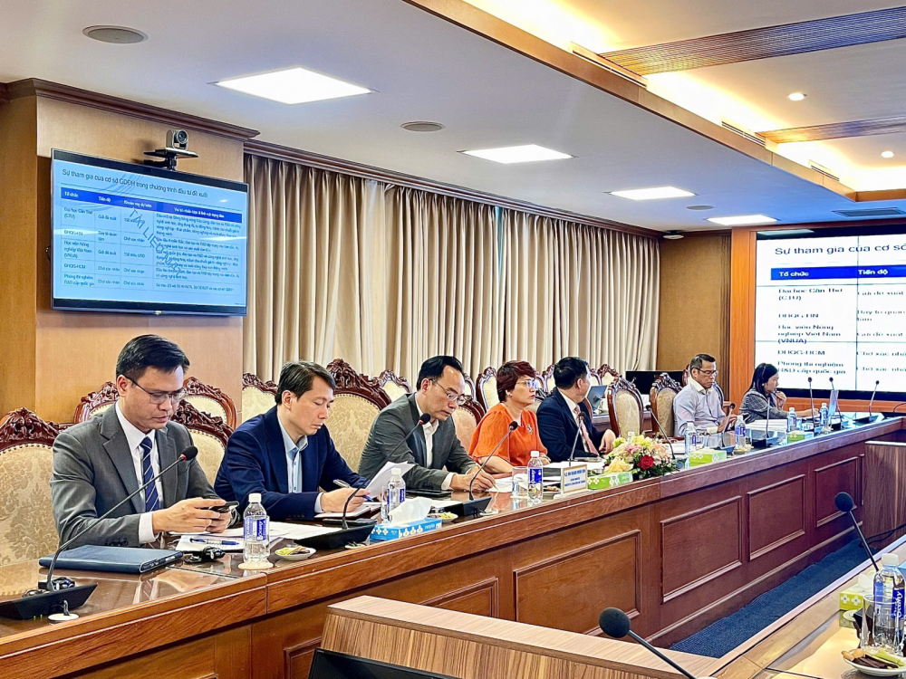 Quyền Bộ trưởng Hoàng Minh Sơn và đại diện các đơn vị thuộc Bộ GDĐT tham dự buổi làm việc