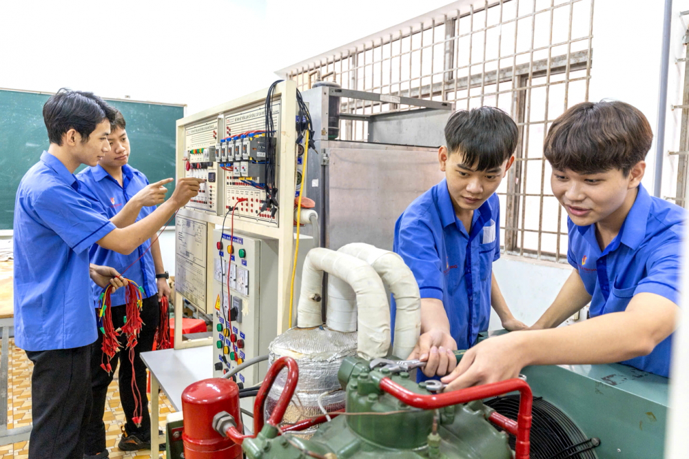 Học sinh hệ trung cấp khối ngành nhiệt lạnh, Trường cao đẳng Lý Tự Trọng TPHCM trong giờ thực hành - ẢNH: T.T.
