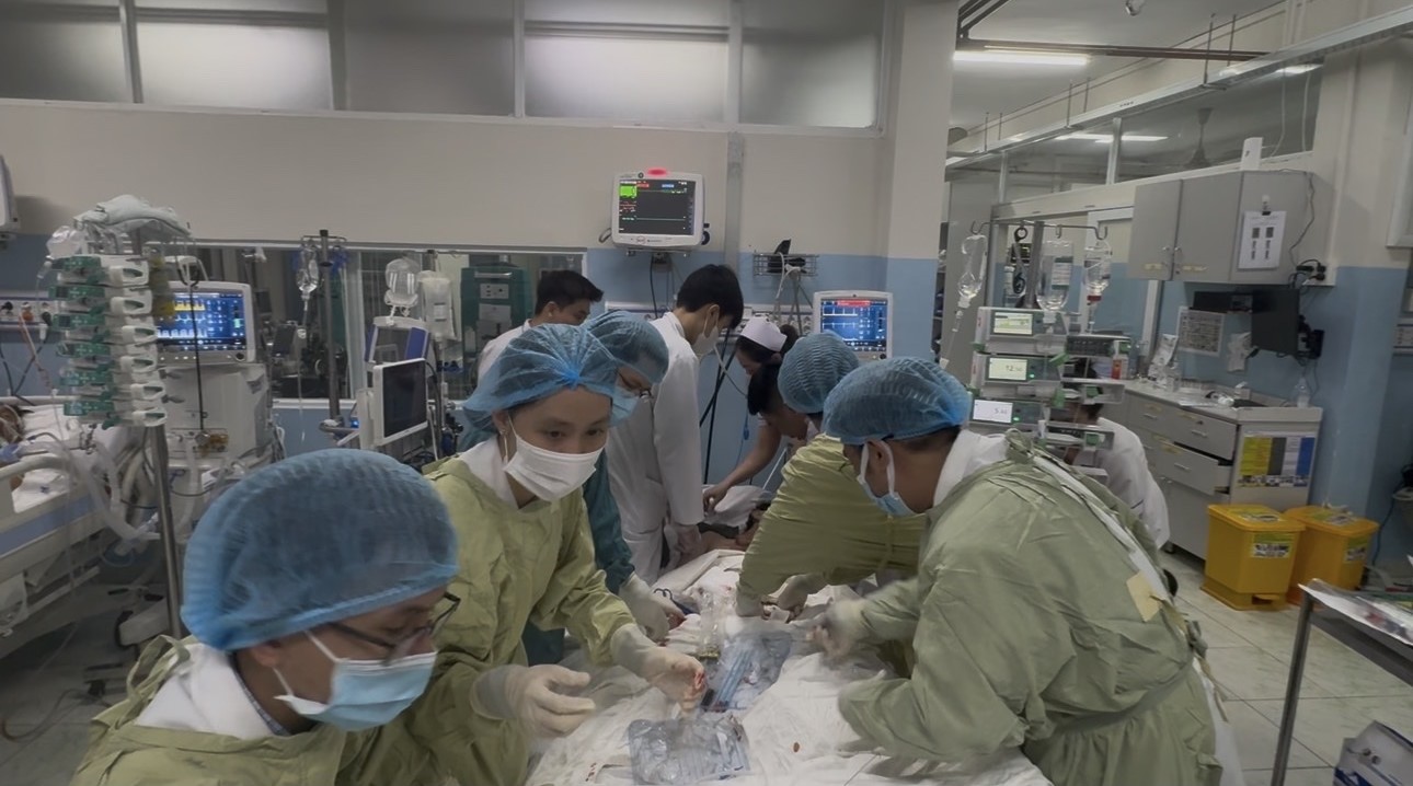 Ê-kíp bác sĩ cấp cứu bệnh nhân bằng kỹ thuật V-A ECMO sau khi kích hoạt E-CPR, ảnh BVCC