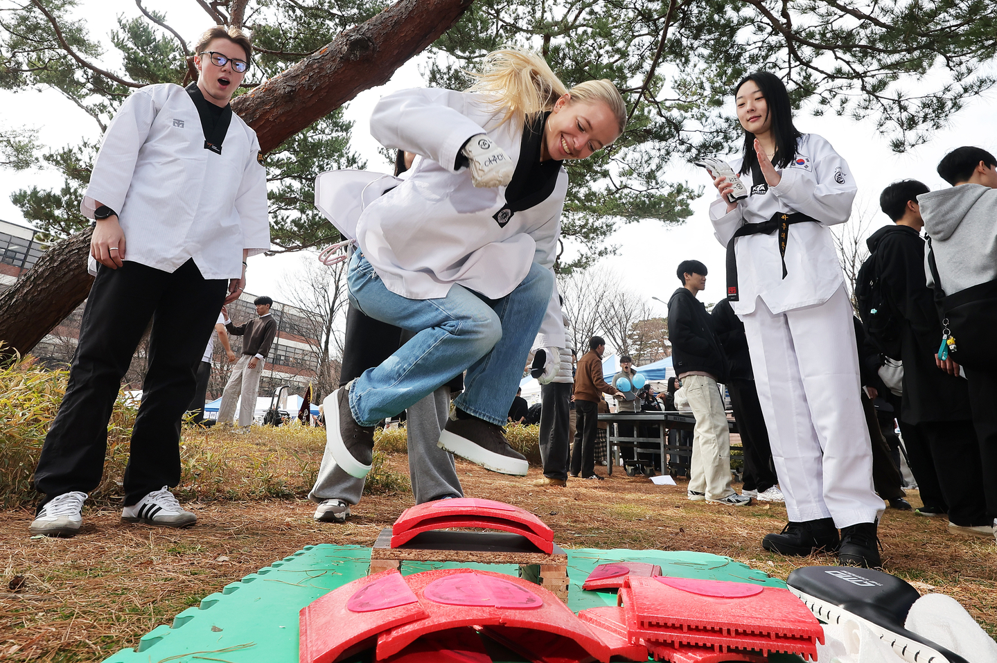 Một sinh viên quốc tế thử sức với câu lạc bộ taekwondo tại hội chợ câu lạc bộ trong khuôn viên trường Đại học Ajou ở thành phố Suwon, tỉnh Gyeonggi, ngày 4/3 - Ảnh: YONHAP