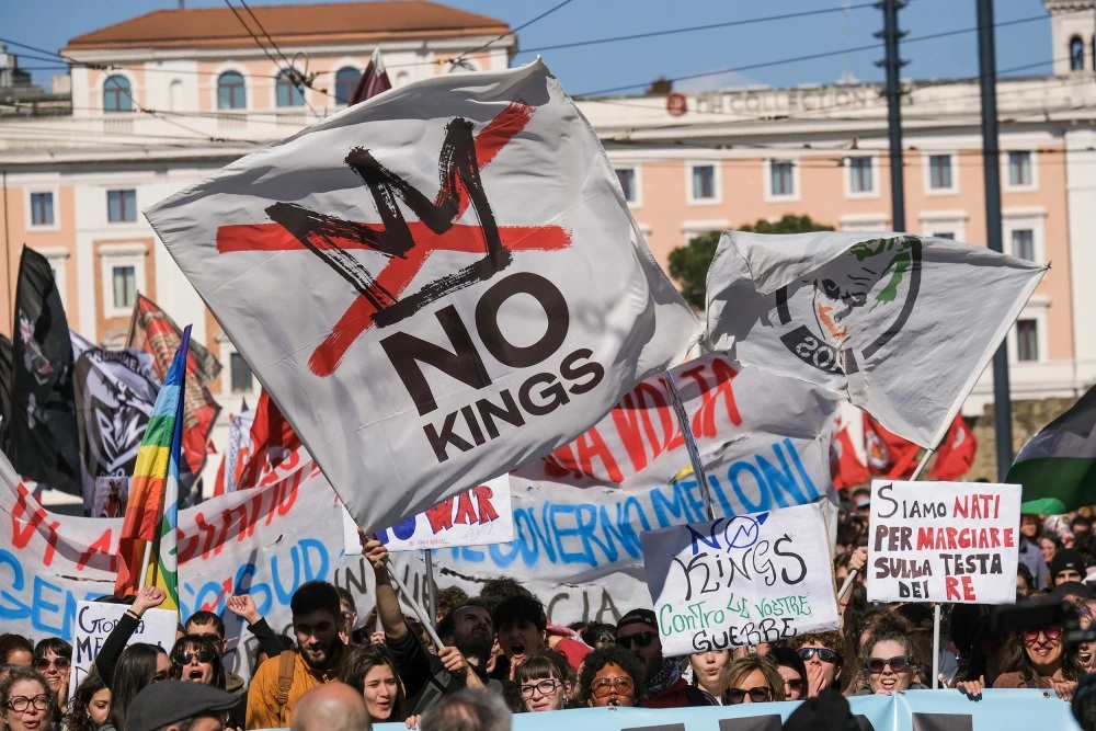 Người tham gia tuần hành trong cuộc biểu tình Không cần Vua ở Rome, ý vào ngày 28/3 - Ảnh: Emanuela Zampa / Getty Images