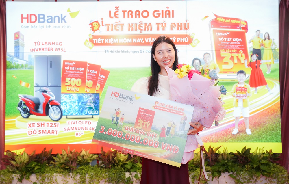 Khách hàng Lê Quang Hạnh Phúc phấn khởi nhận giải thưởng lớn nhất chương trình - Sổ tiết kiệm trị giá 3 tỉ đồng - Ảnh: HDBank