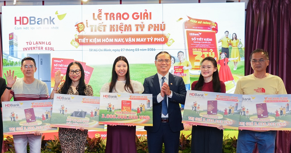 Đại diện HDBank trao giải cho các khách hàng trúng thưởng - Ảnh: HDBank