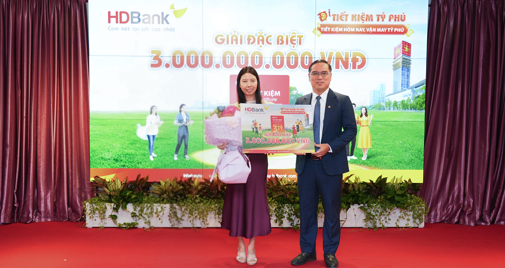 Đại diện HDBank trao giải cho khách hàng Lê Quang Hạnh Phúc - Giải đặc biệt của chương trình là sổ tiết kiệm trị giá 3 tỉ đồng - Ảnh: HDBank