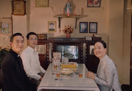 Phim 'Hẹn em ngày nhật thực' : Câu chuyện nhẹ nhàng nhưng đủ 'chạm' Vai của Thanh Sơn (thứ hai từ trái qua) được xây dựng khá mờ nhạt