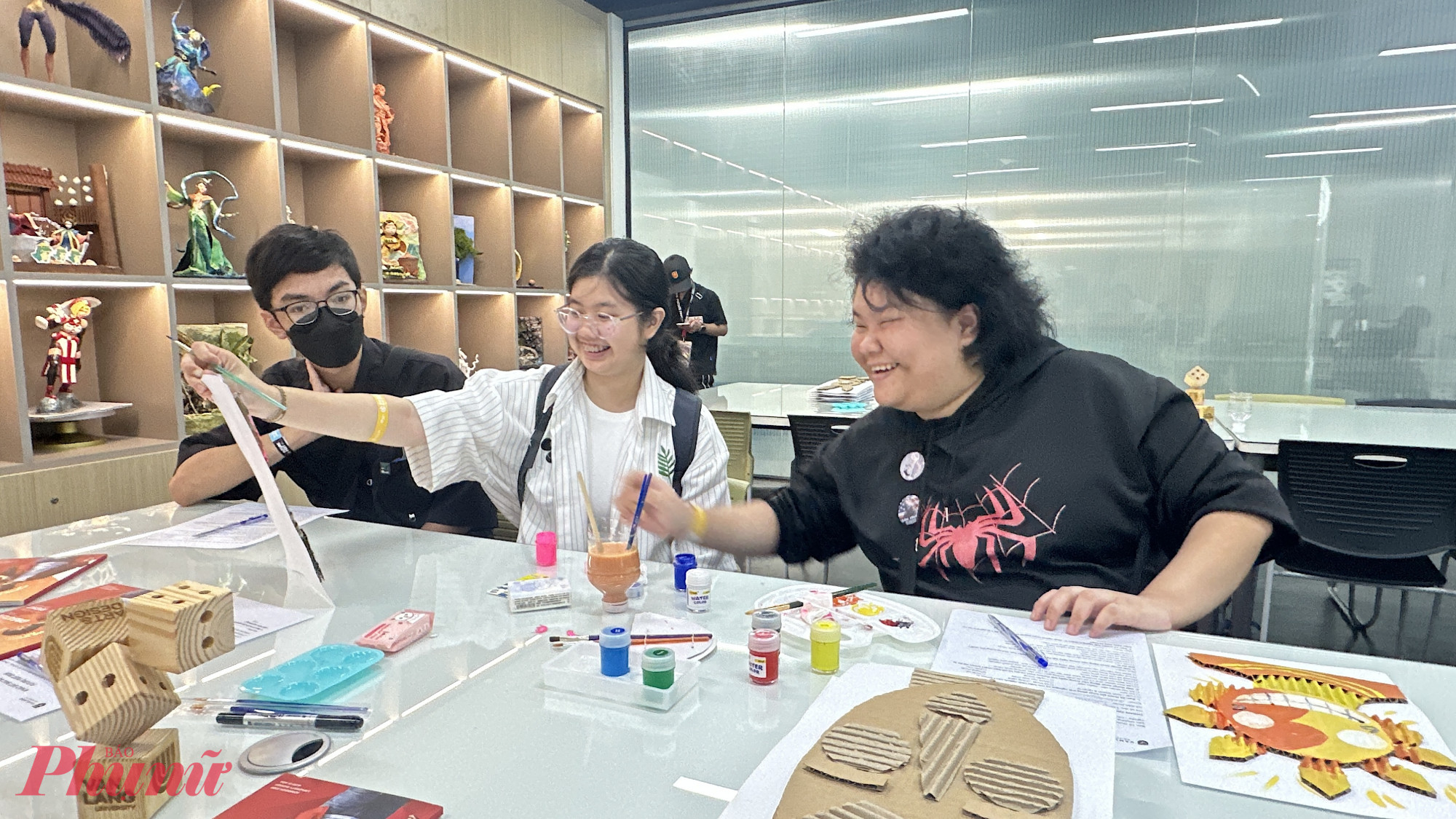 Học sinh thích thú thú trải nghiệm 