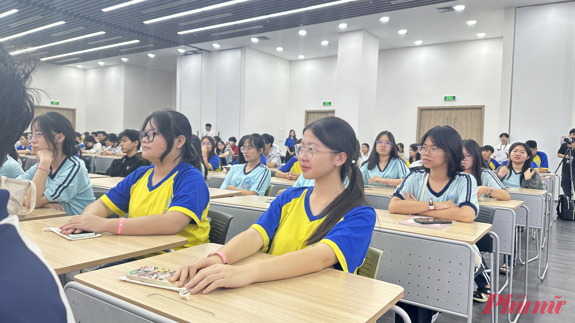 Lần đầu tiên ngồi trong giảng đường đại học, nhiều học sinh chia sẻ không khỏi thích thú 