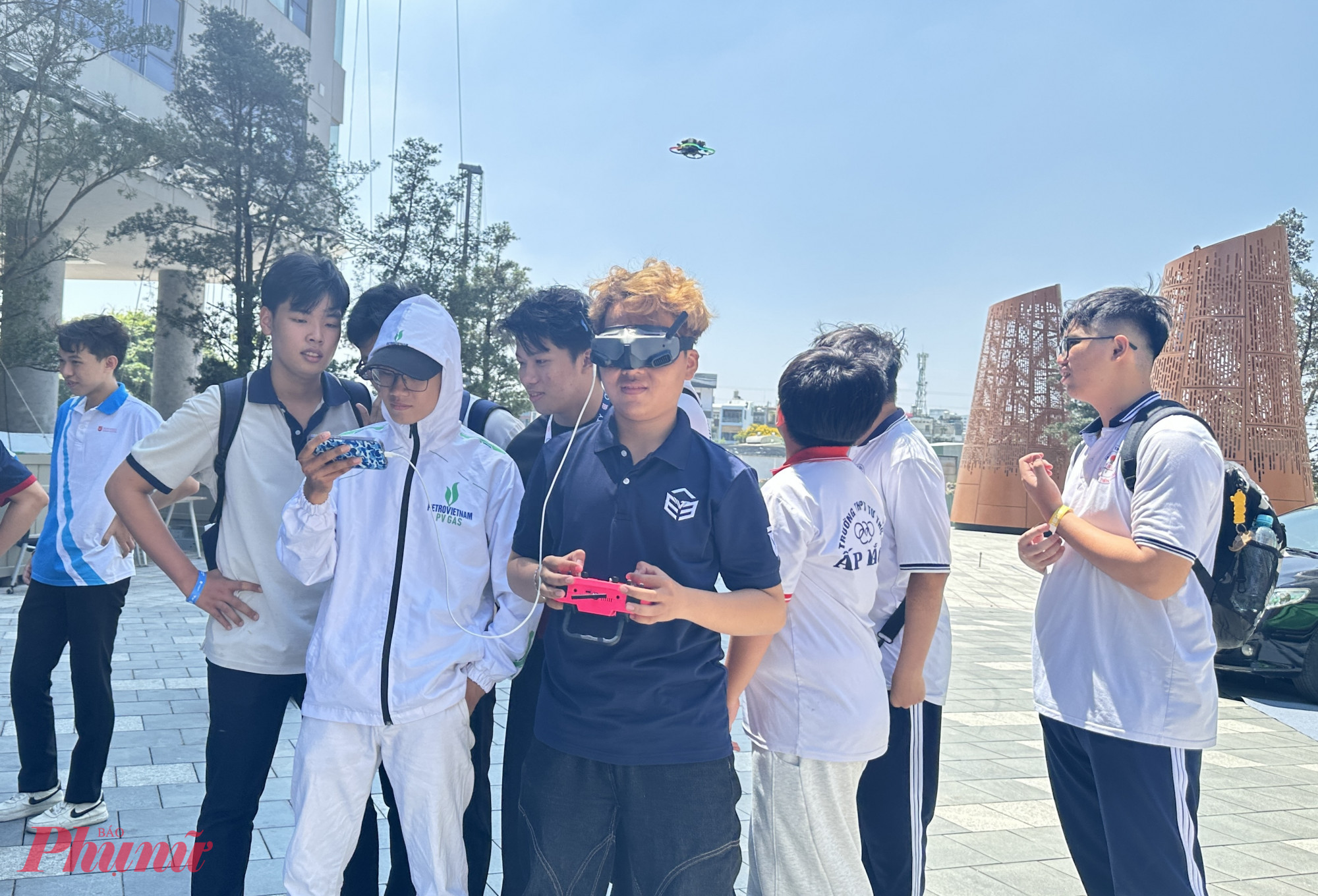 Học sinh trải nghiệm điều khiển thiết bị bay tại trường 