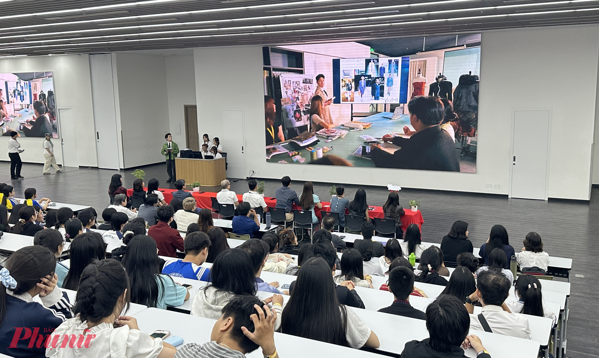 Học sinh được đăng ký và trải nghiệm học thử tại giảng đường của các khoa cũng như nghe định hướng tư vấn từng ngành cụ thể