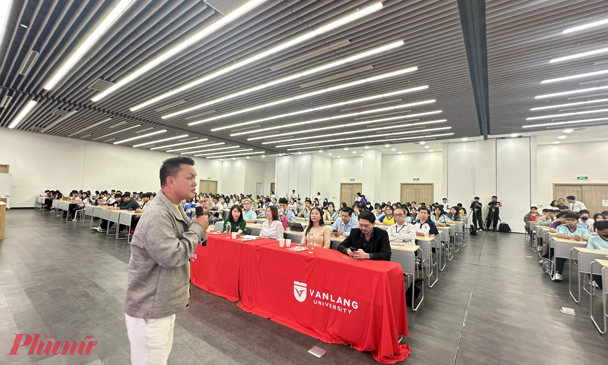 Giảng viên của trường đang chia sẻ về ngành học quan hệ công chúng - một trong những ngành được nhiều học sinh