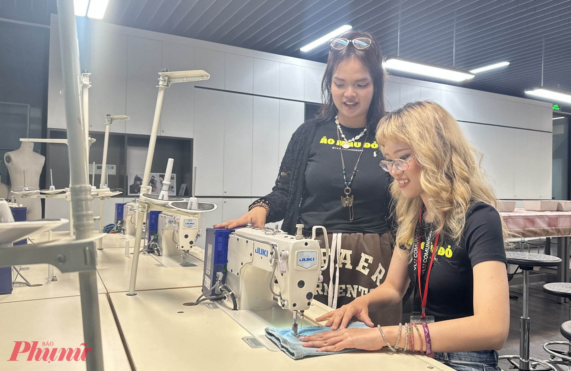 Sinh viên ngành thiết kế thời trang giới thiệu ngành học tới các em học sinh