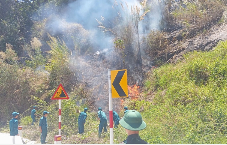 Các lực lượng được huy động tham gia khống chế đám cháy - ảnh: L.T.