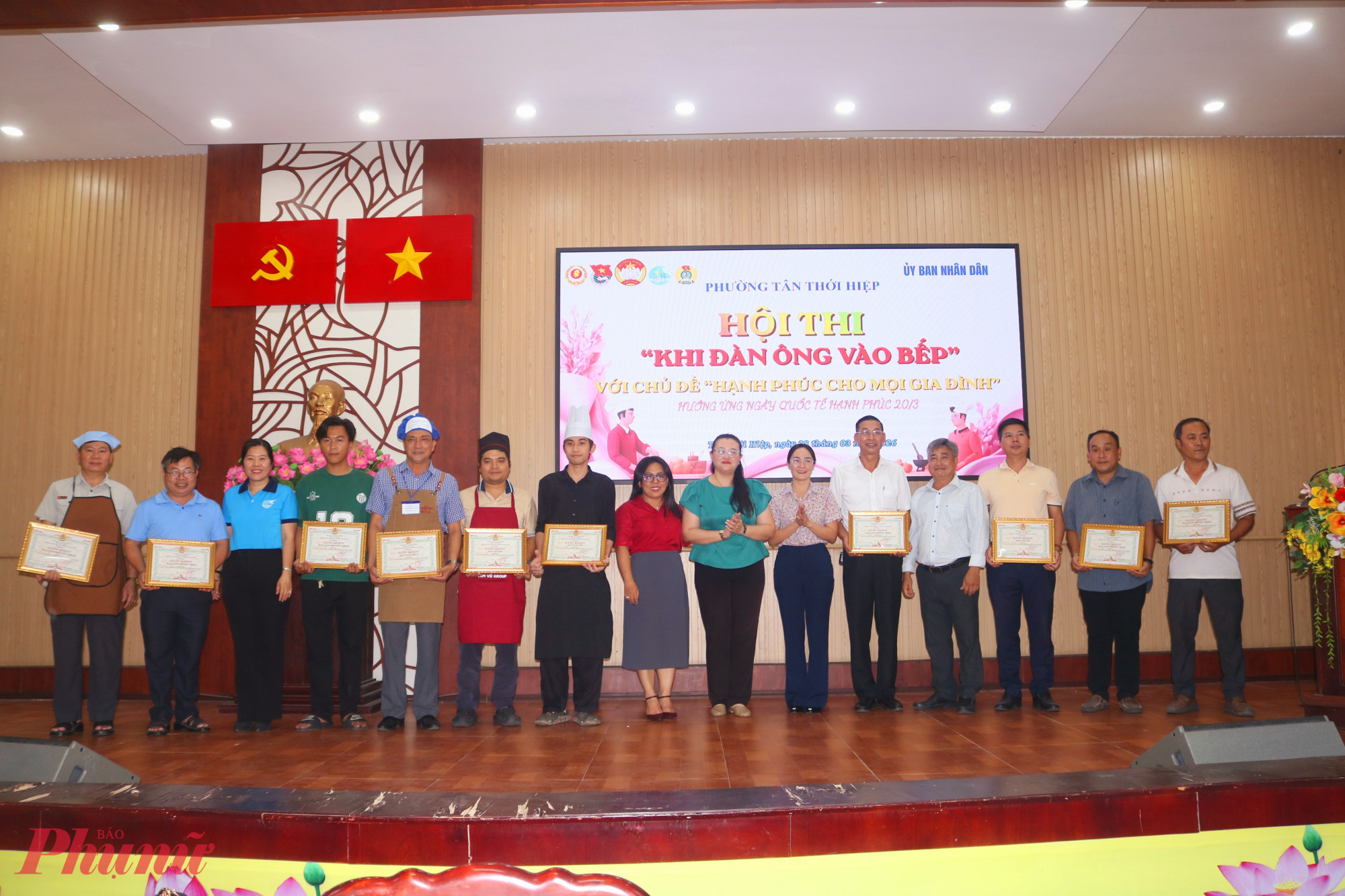 Ban tổ chức trao giải cho đại diện các đội thuộc bảng A- Ảnh: Mẫn Nhi