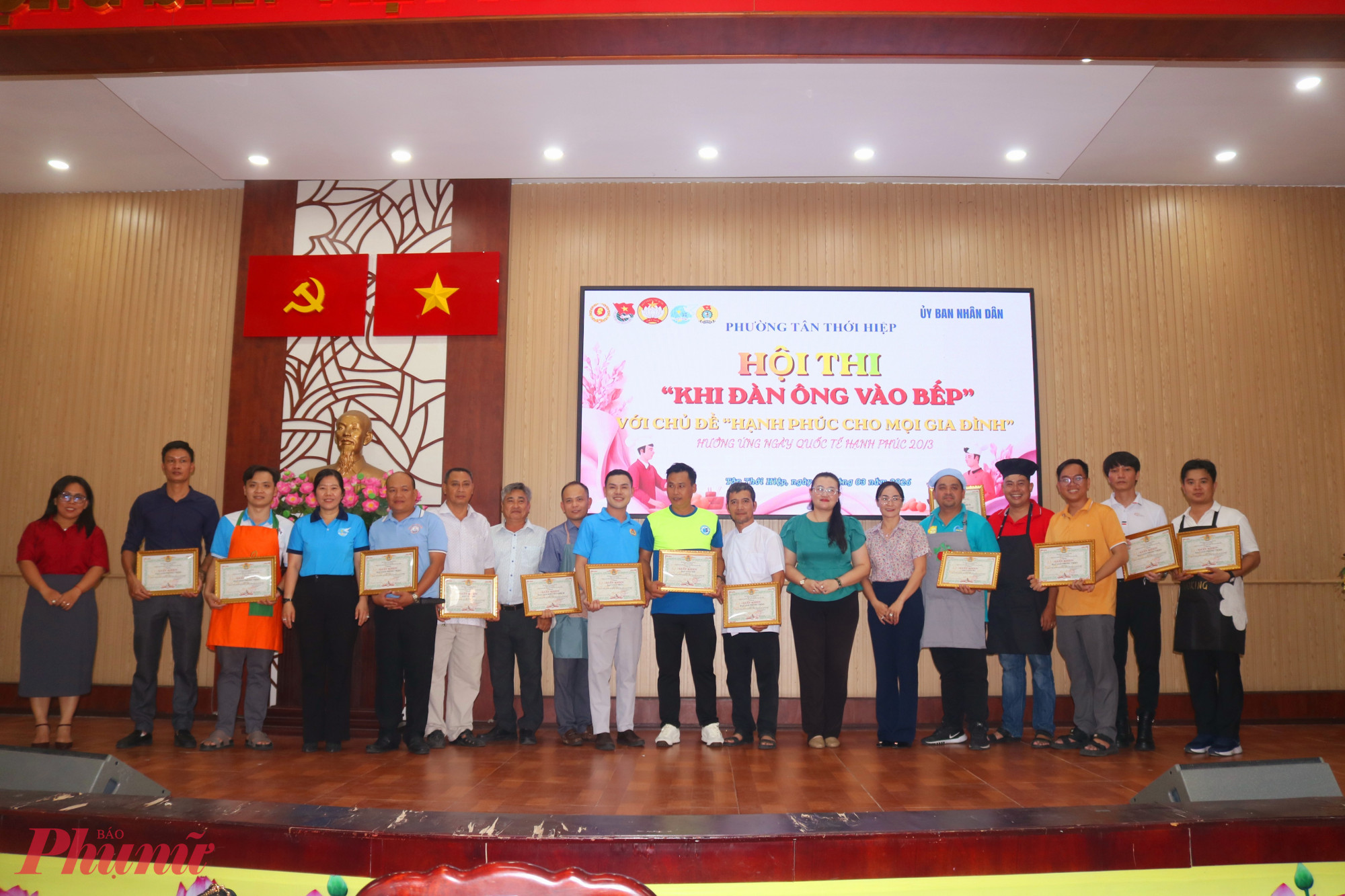 Ban tổ chức trao giải cho đại diện các đội thuộc bảng B - Ảnh: Mẫn Nhi