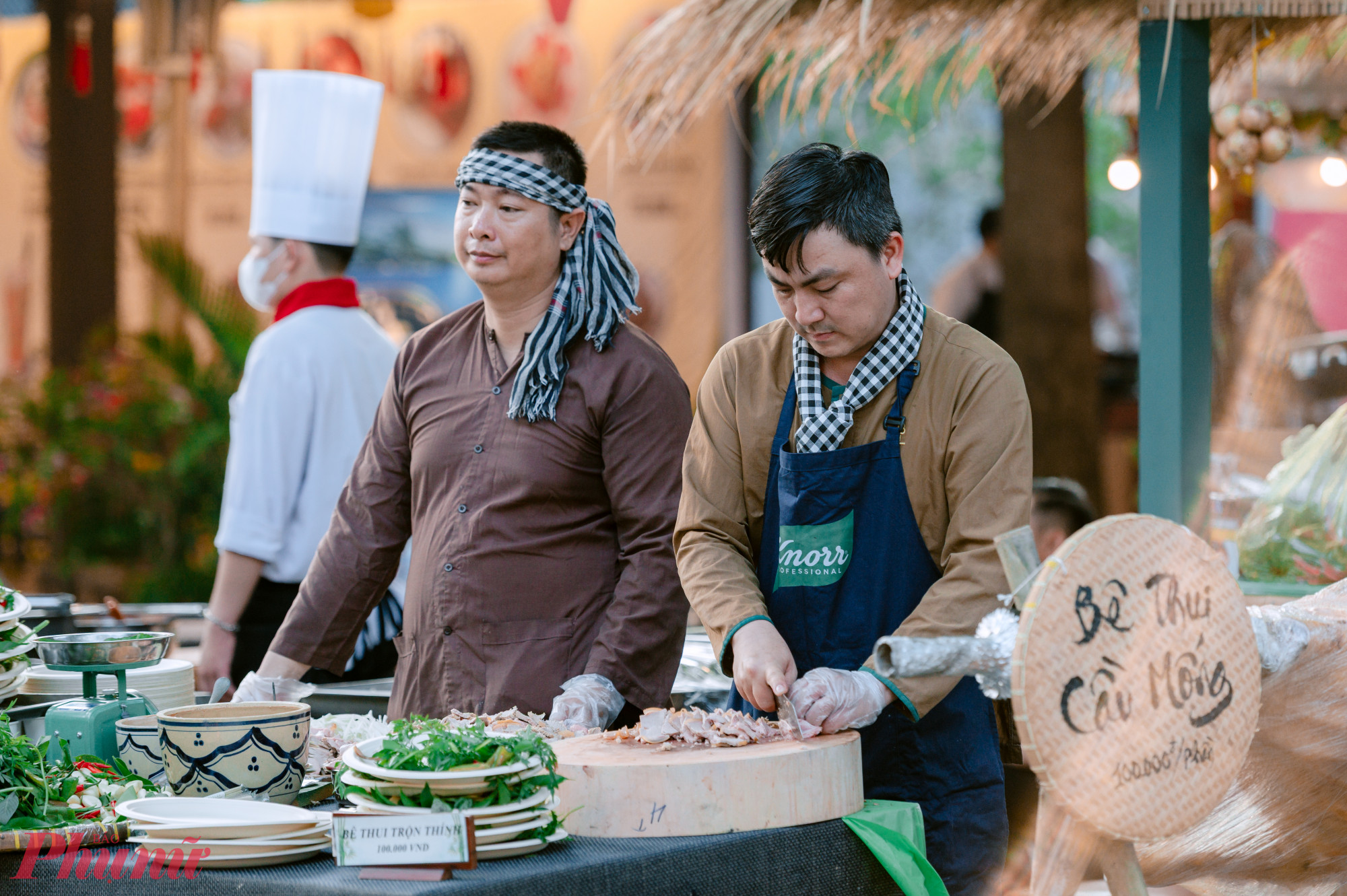Nhiều món ăn đặc trựng, đặc sản vùng miền quy tụ tại không gian ẩm thực với giá từ 10.000-100.000 đồng/phần phục vụ khách.