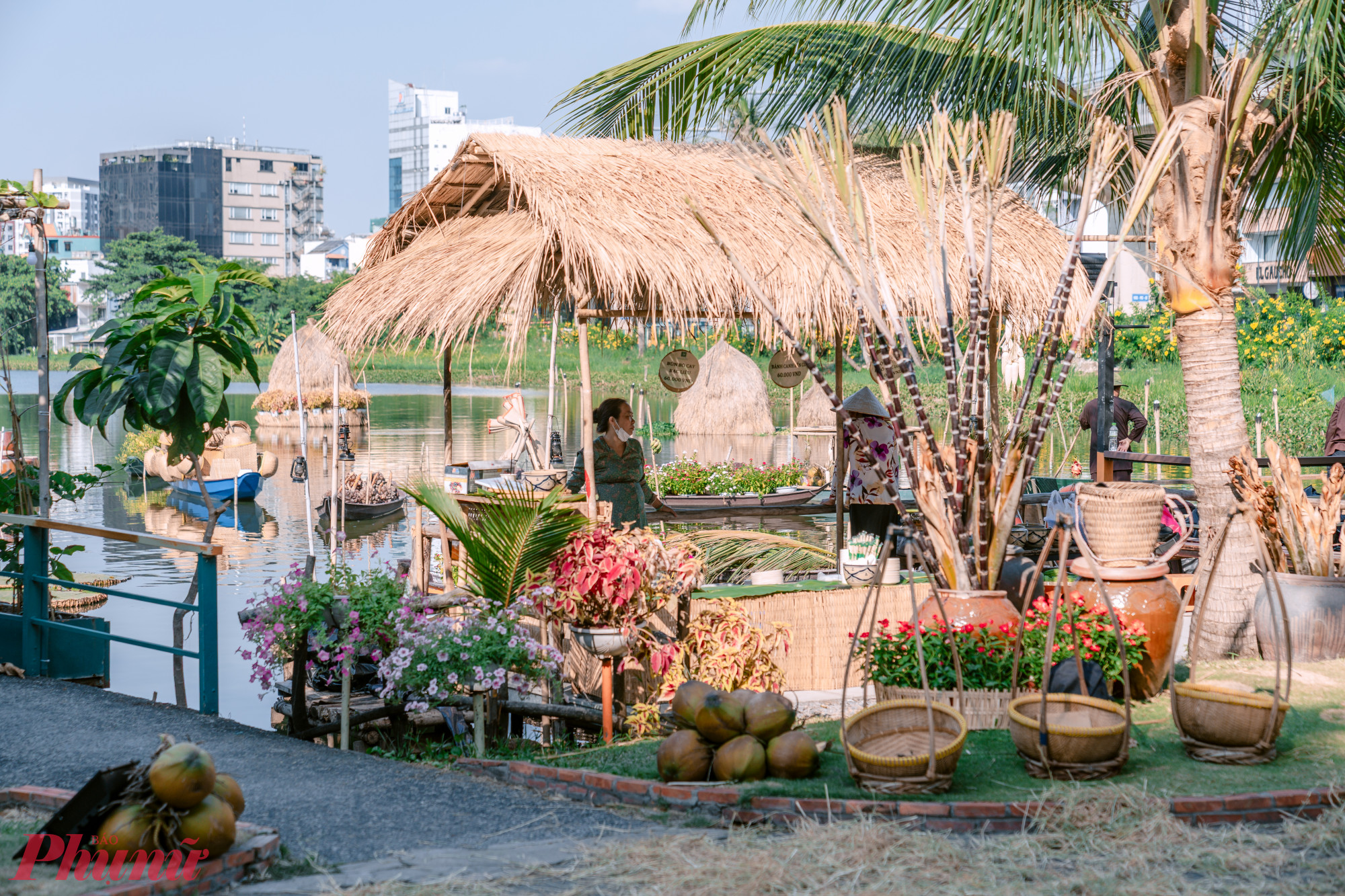 Lễ hội cũng tái hiện lại không gian chợ nổi, buôn bán Trên bến dưới thuyền phục vụ ẩm thực phương Nam.