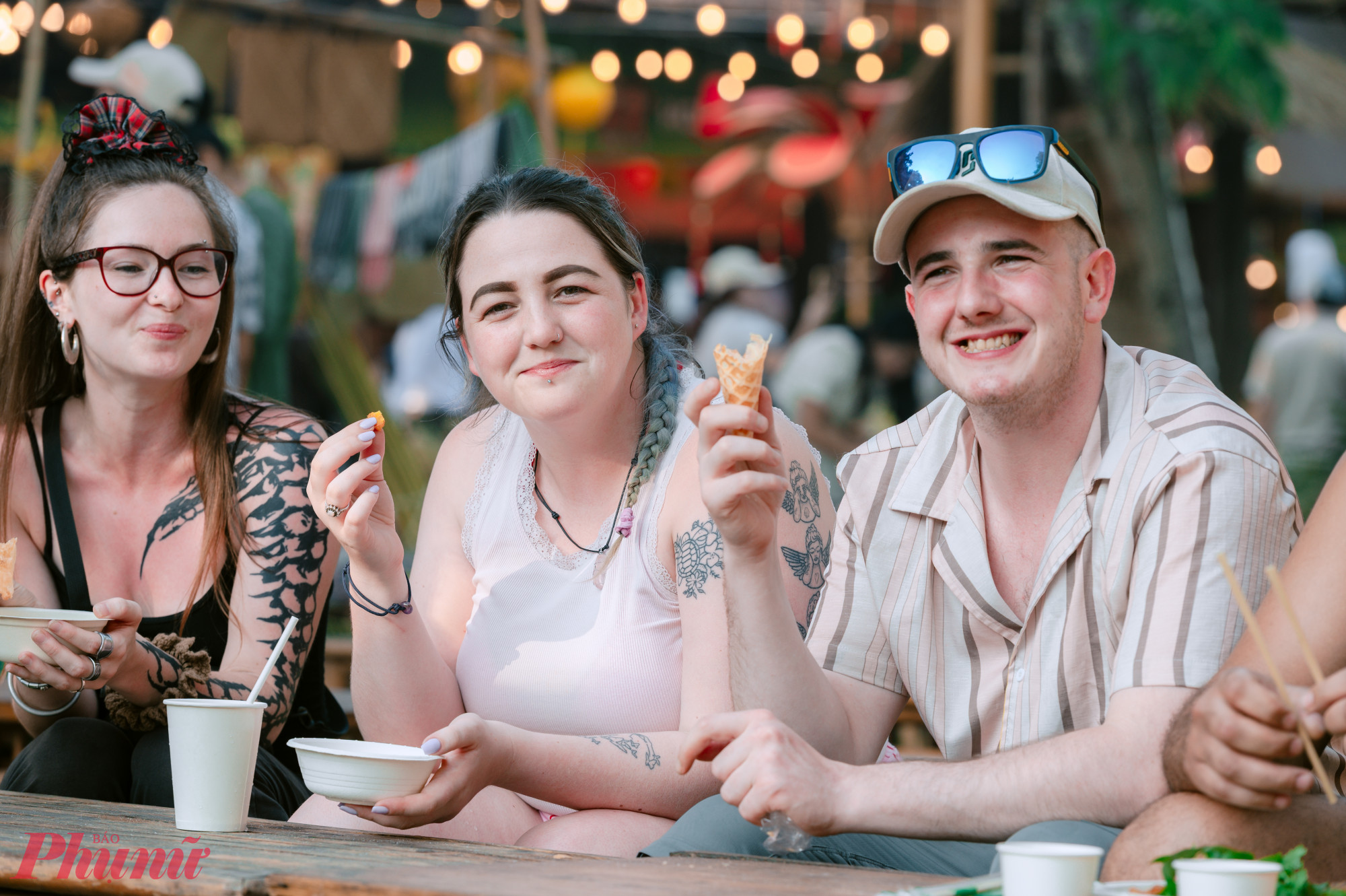 Lily (Anh) bày tỏ ấn tượng với các món bánh truyền thống và thịt heo nướng, không giấu được sự thích thú khi thưởng thức: “Ẩm thực Việt Nam thật sự rất ngon”. Cô cũng đặc biệt yêu thích các tiết mục âm nhạc dân tộc được biểu diễn xuyên suốt lễ hội.