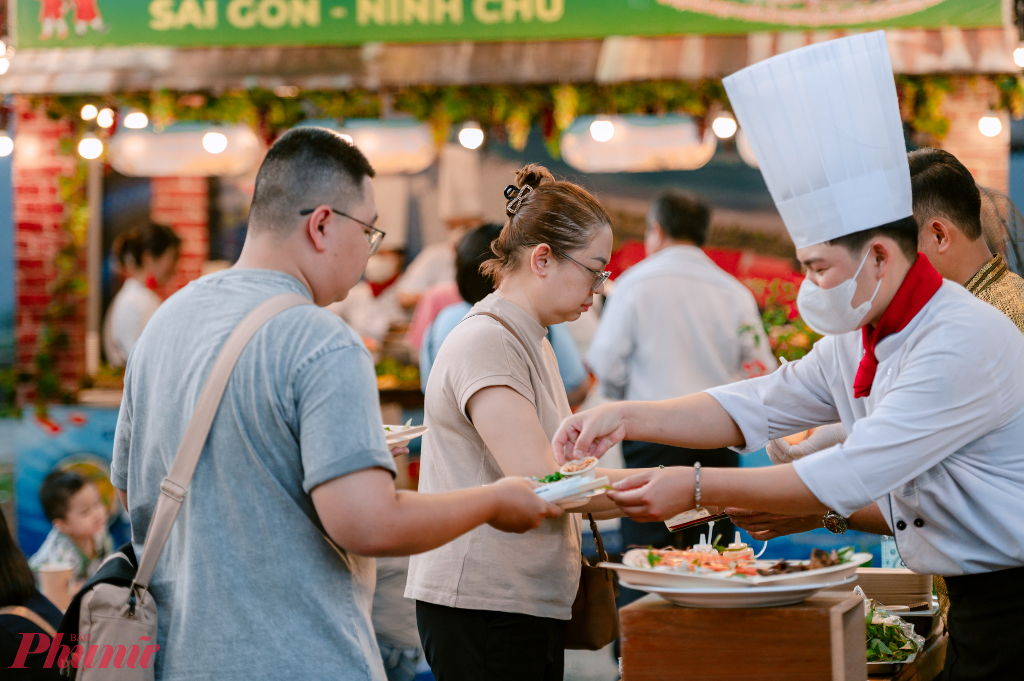 Không ít các bếp trưởng nhà hàng 4-5 sao tại các khách sạn, nhà hàng trên cả nước và TPHCM ra tận Lễ hội để phục vụ khách.