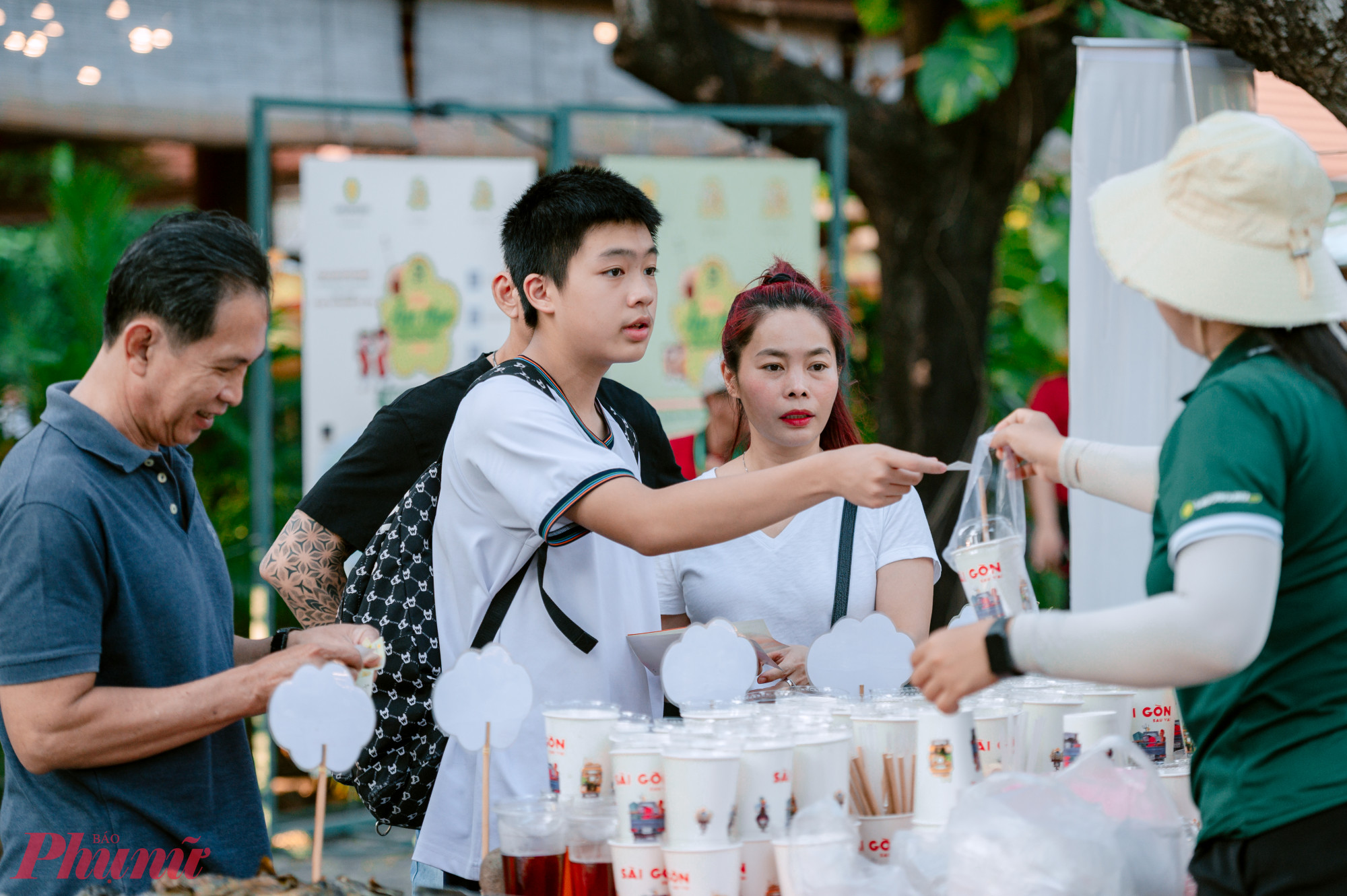 Để trải nghiệm ẩm thực, thực khách mua coupon với giá 200.000 đồng để thưởng thức nhiều món tại Lễ hội. 