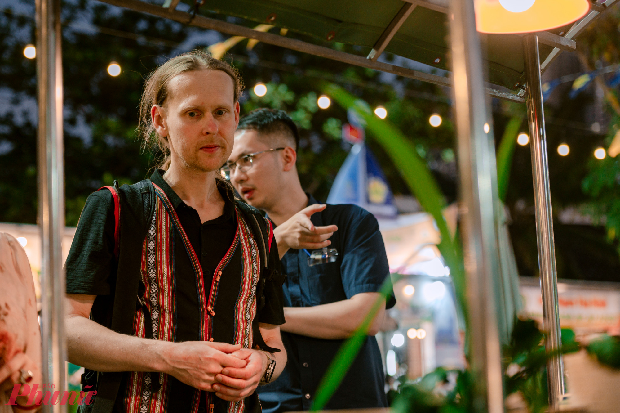 Trong khi đó, anh Petr Vit (Vienna, Áo) vừa thưởng thức xôi mặn, vừa chọn mua áo thổ cẩm làm quà lưu niệm. Du khách này cho biết anh bị cuốn hút bởi âm nhạc truyền thống và không gian văn hóa đậm bản sắc tại lễ hội.