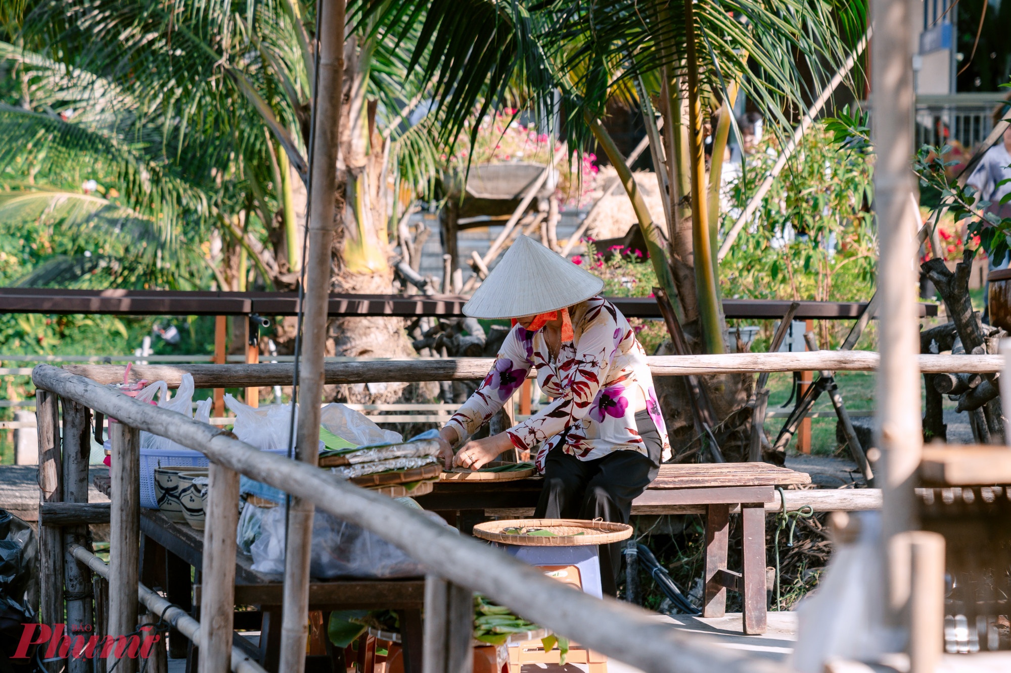 Tại các gian hàng ẩm thực phương Nam, người bán gây thiện cảm với hình ảnh dịu dàng trong trang phục bà ba, đội nón lá, toát lên vẻ mộc mạc, gần gũi.