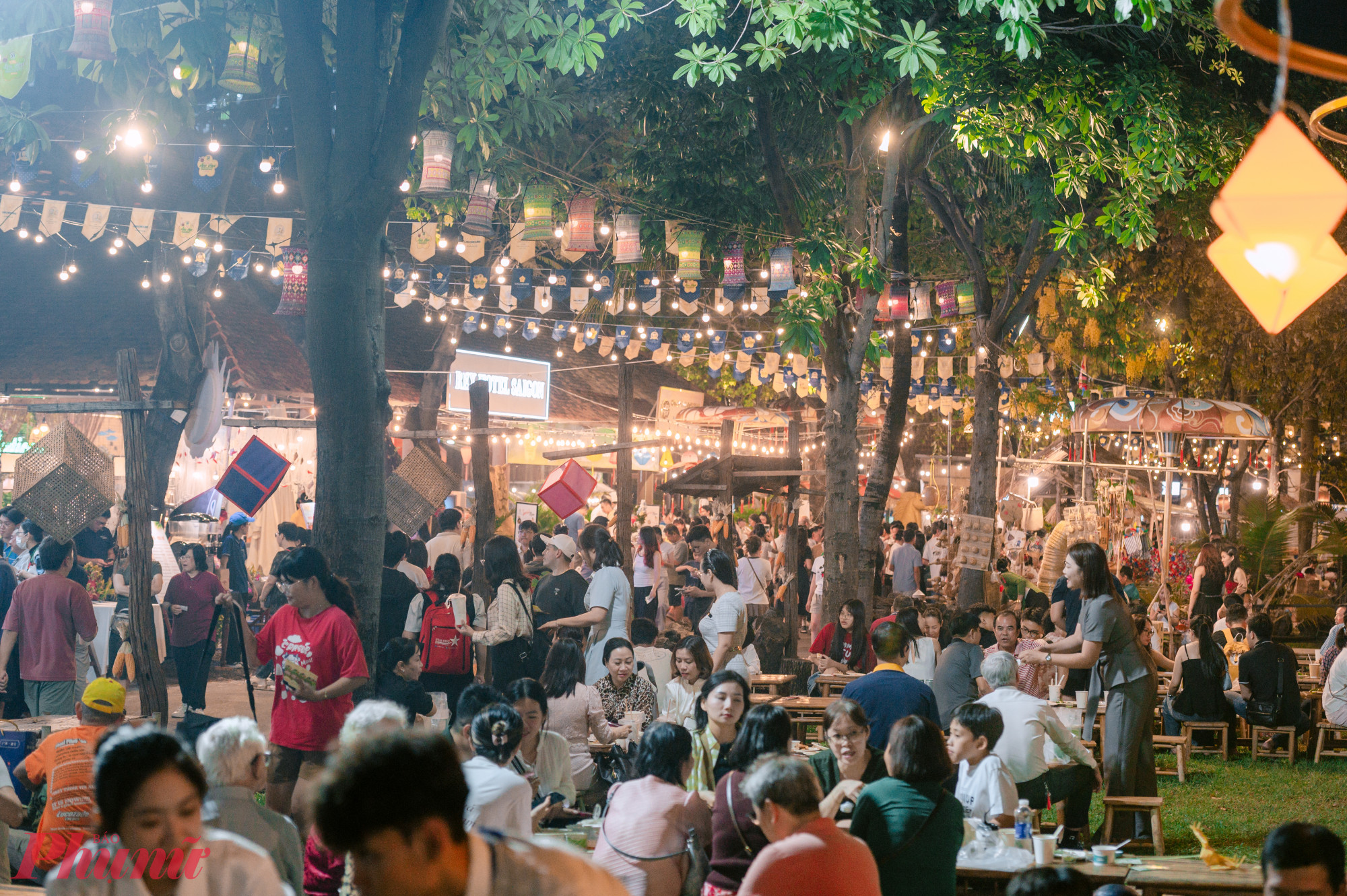 Càng về tối, lễ hội Càng đông do tổ chức trong khuôn viên KDL Văn Thánh (Bình Thạnh cũ) cạnh ga Metro thuận tiện cho khách di chuyển đến trải nghiệm.