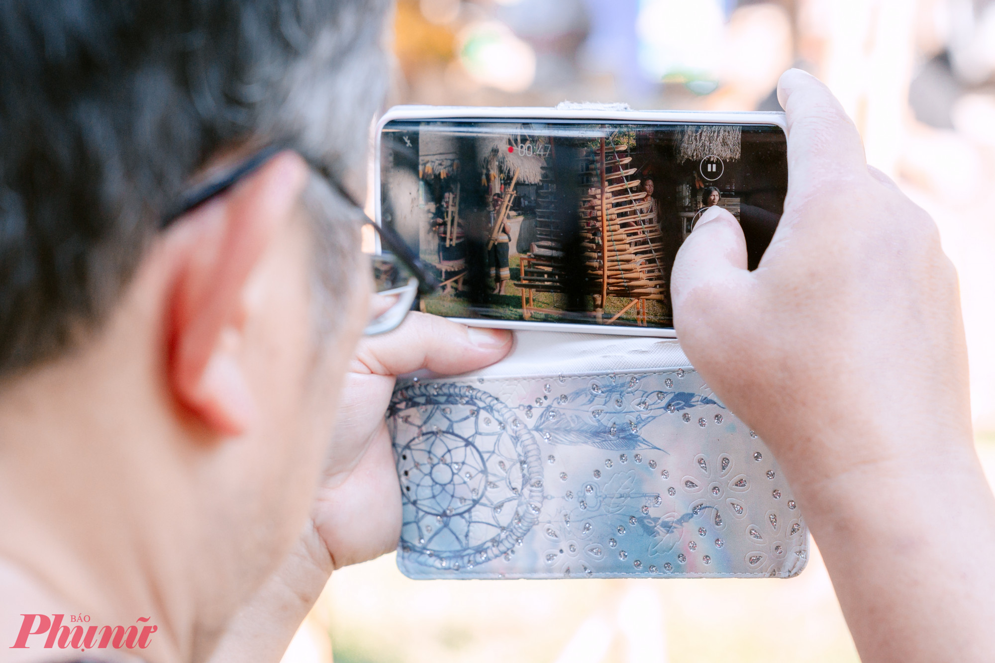 Thực khách ghi lại những hình ảnh, âm thanh sóng động từ đại ngàn Tây Nguyên giữa lòng TPHCM.