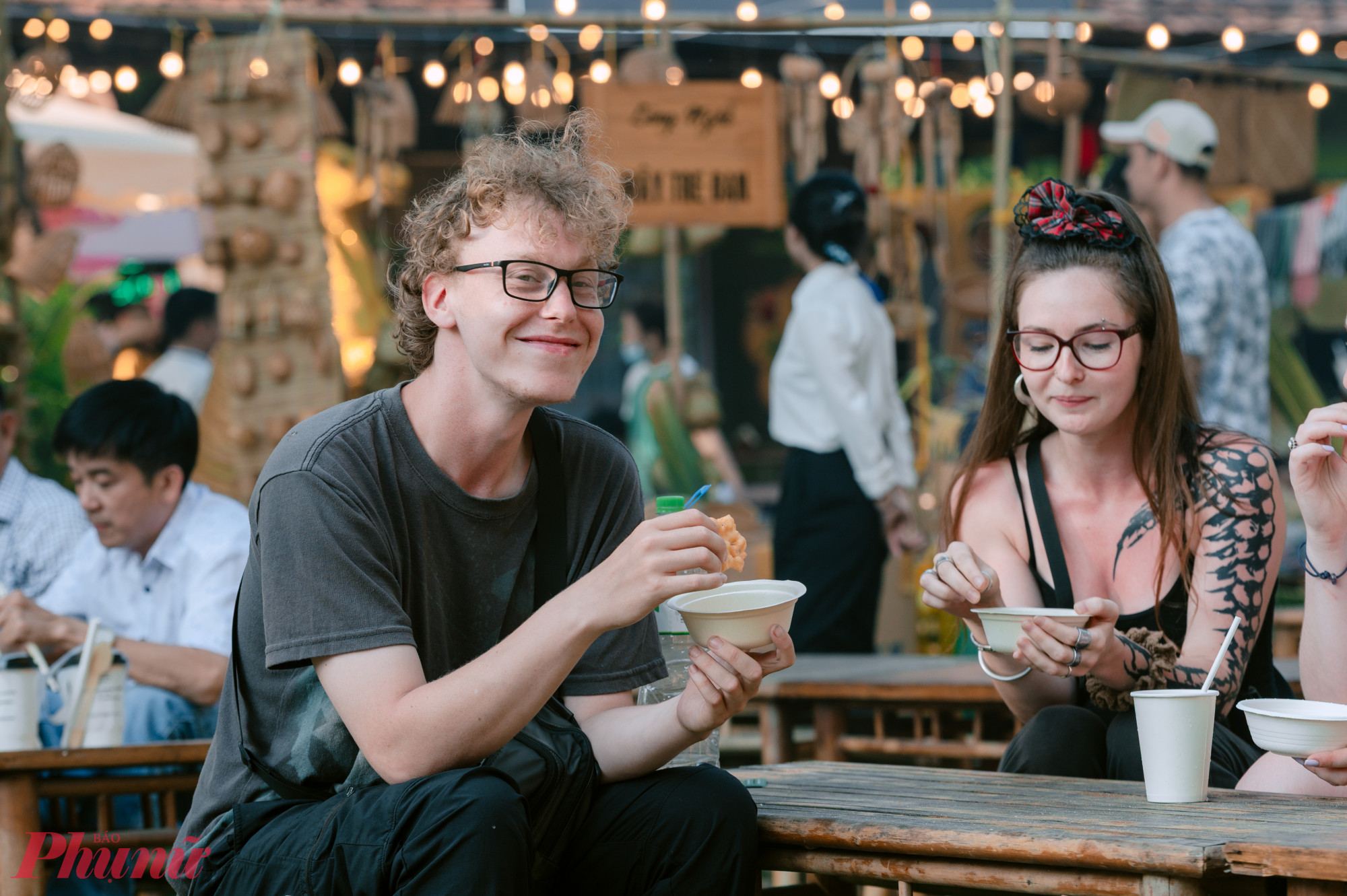 Nhiều du khách quốc tế thích thú trải nghiệm ẩm thực ba miền ngay trong một không gian tại TPHCM.