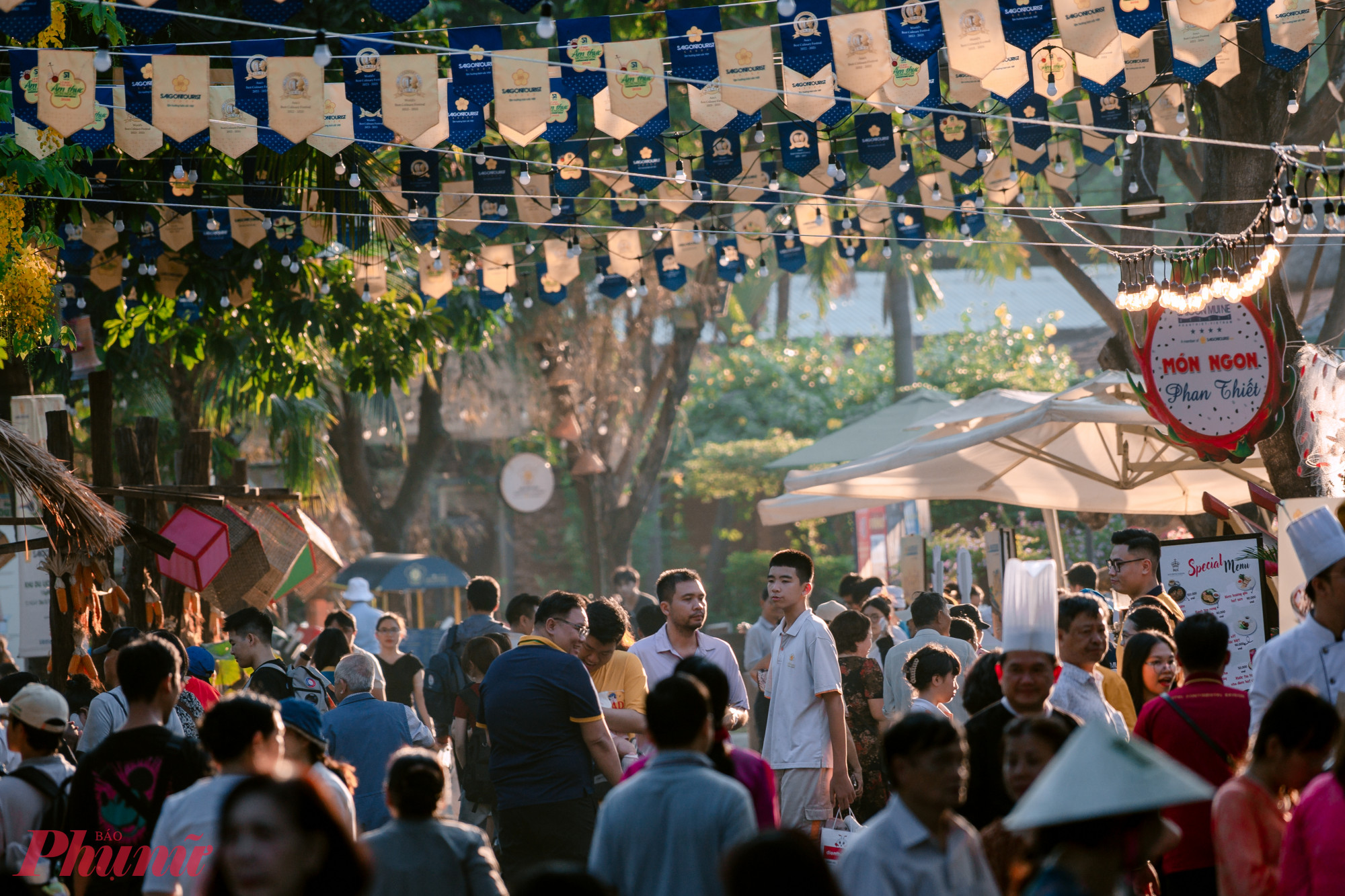 Giữa cái nắng đặc trưng của tháng Ba ở TP.HCM, đông đảo du khách quốc tế vẫn hào hứng xếp hàng, dạo bước và thưởng thức hàng trăm món ngon ba miền tại Lễ hội Văn hóa Ẩm thực, Món ngon Saigontourist Group năm 2026. Diễn ra tại Khu du lịch Văn Thánh (phường Thạnh Mỹ Tây), lễ hội mở cửa phục vụ công chúng từ 15 giờ đến 22 giờ mỗi ngày và kéo dài đến hết ngày 29/3.