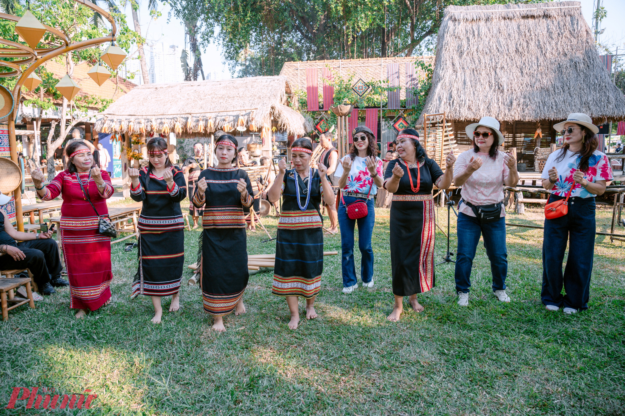 Khách tham quan hào hứng tương tác tại khu ẩm thực Tây Nguyên, thưởng thức các hoạt động trình diễn văn hóa cồng chiêng đặc sắc.