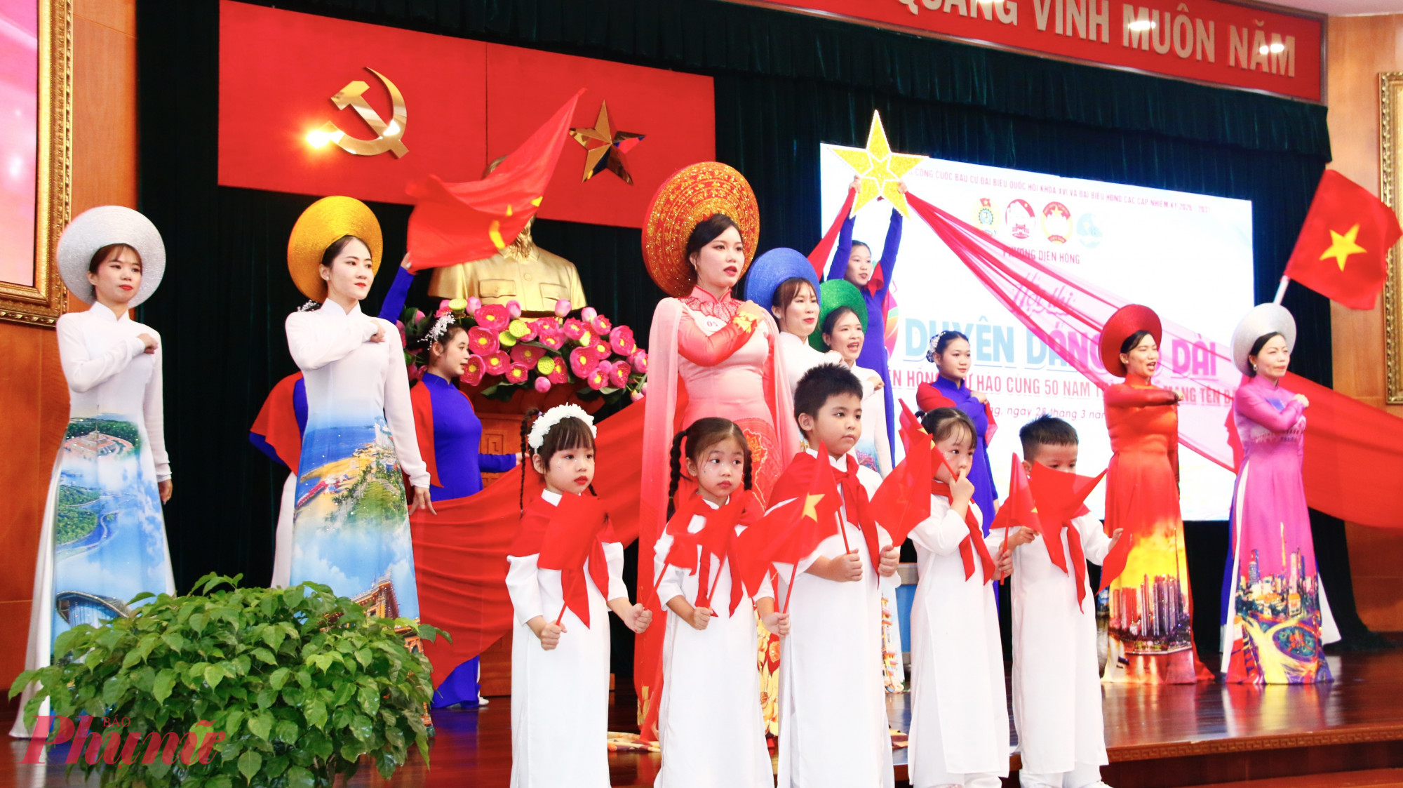 Với chủ đề ‘Sắc Việt trong kỷ nguyên số’, đội thi Trường Mầm non 2/9 mang đến phần trình diễn ấn tượng, tôn vinh vẻ đẹp của tà áo dài Việt Nam trong dòng chảy của thời đại công nghệ và chuyển đổi số.