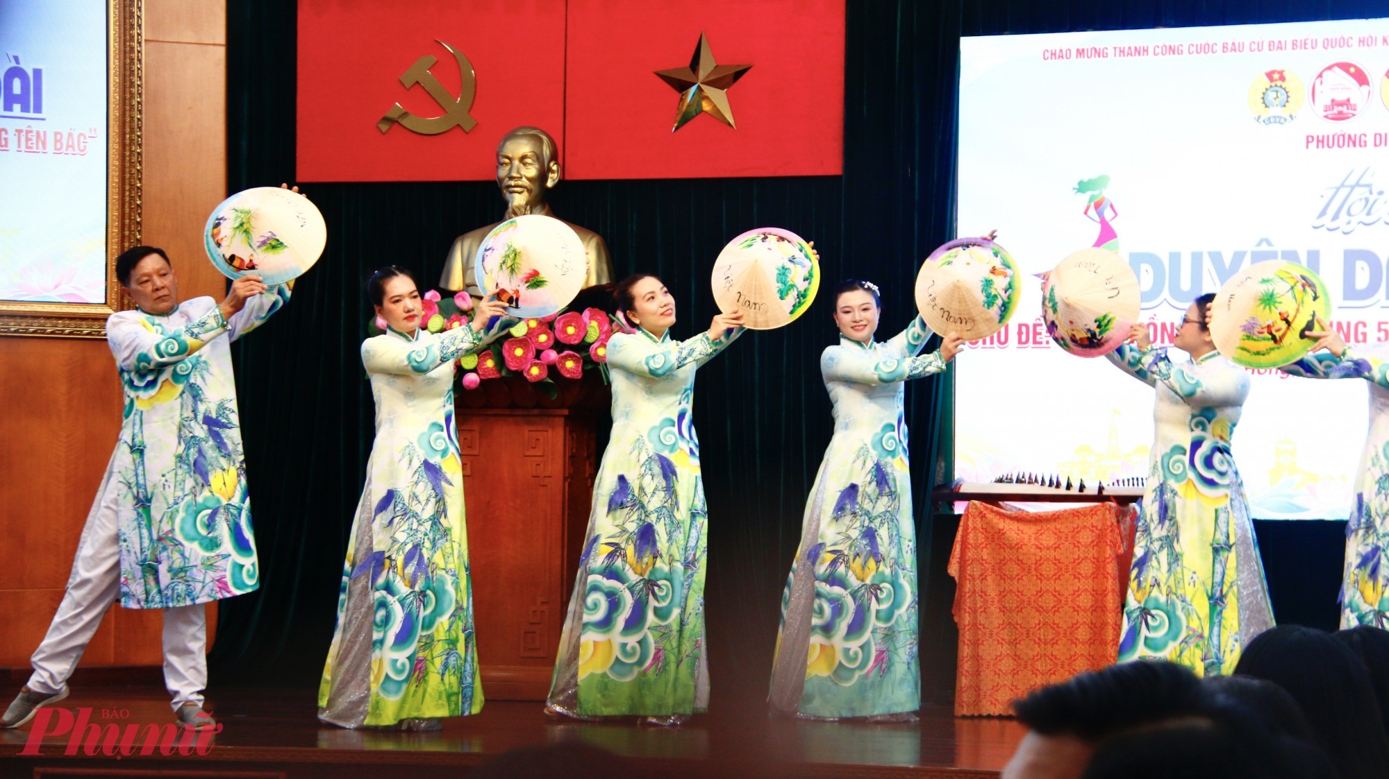 Dù có thiết kế đơn giản hay cầu kỳ, mỗi tà áo dài đều tôn lên vẻ đẹp riêng, tự tin, duyên dáng của người mặc