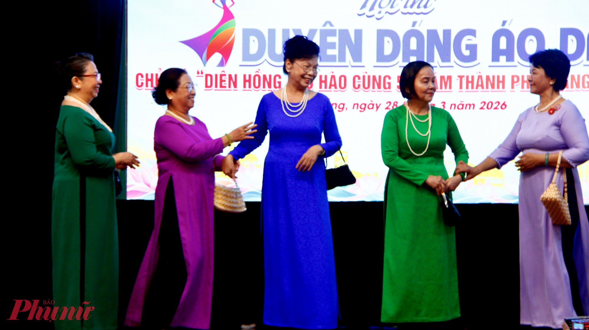 người bước đi nhẹ nhàng, duyên dáng; có người nở nụ cười rạng rỡ khi nhận được những tràng pháo tay cổ vũ từ khán giả.