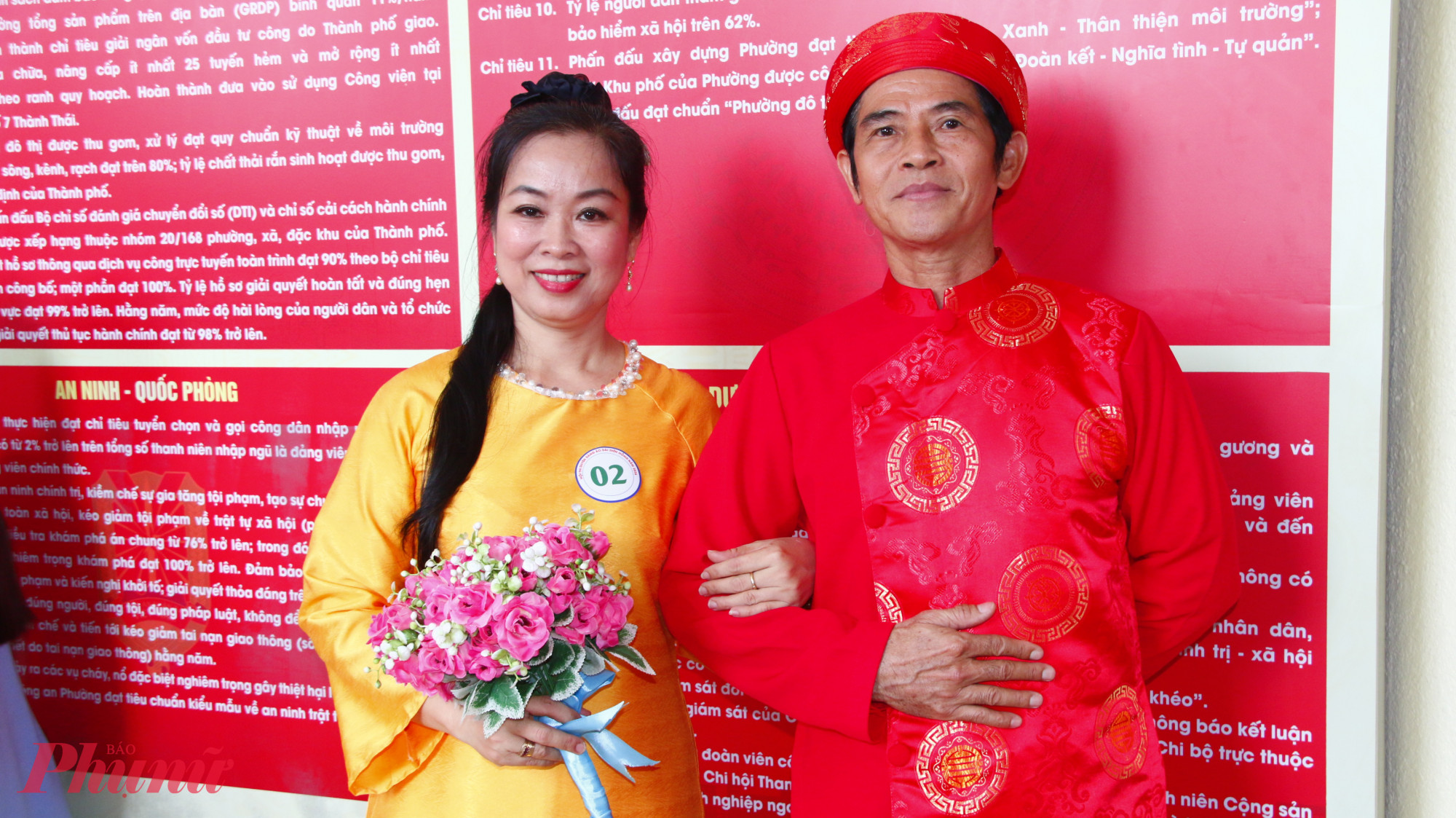 Chị Nguyễn Hữu Liên Hương – Trưởng ban Mặt trận khu phố 1 và anh Triệu Công Phương tham gia hội thi với bộ trang phục tái hiện hình ảnh cưới hỏi truyền thống của vợ chồng thời xưa  